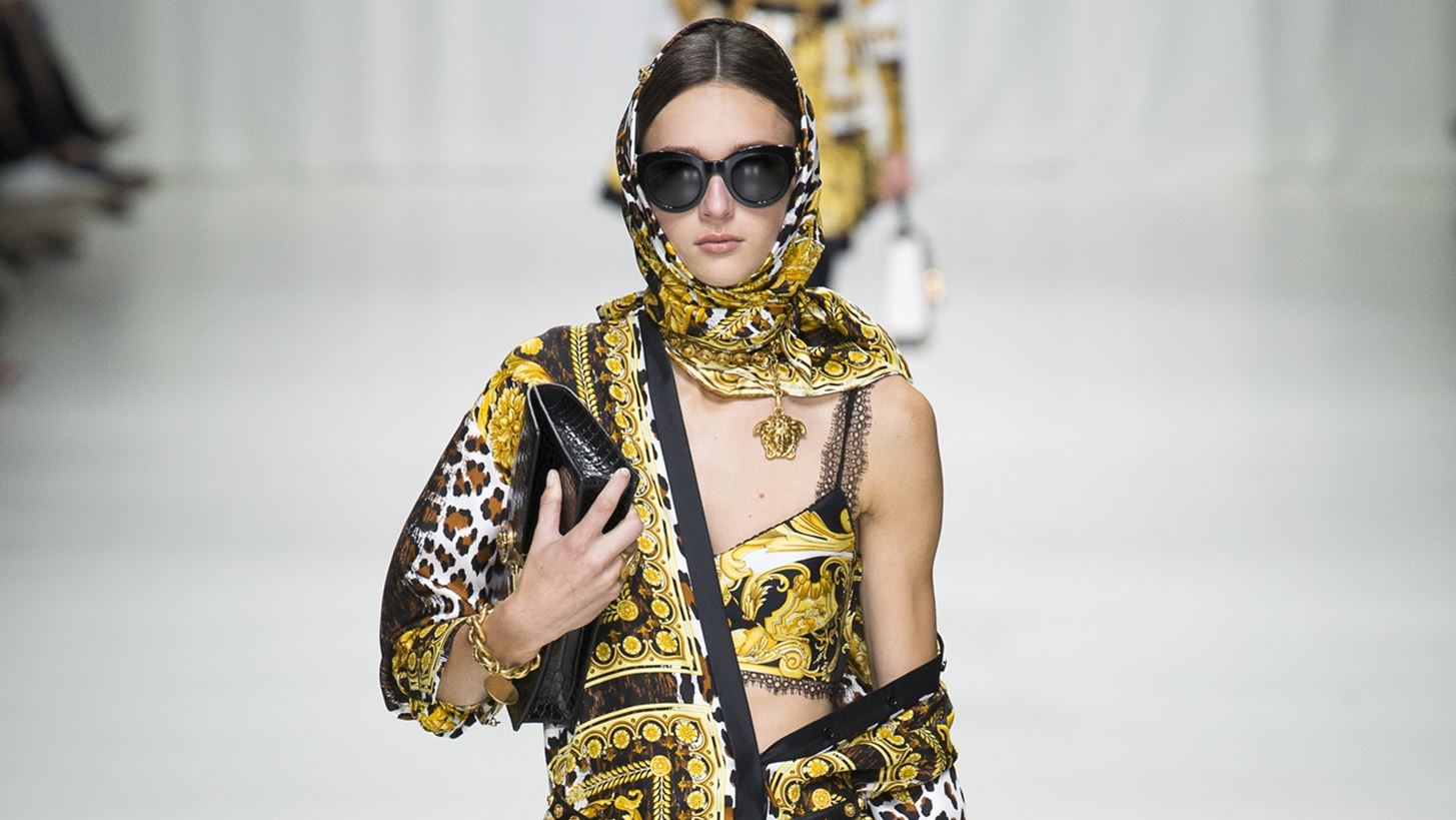 Babushka Scarf | &#x3A4;&#x3BF; trend &#x3C0;&#x3BF;&#x3C5; &#x3C3;&#x3B5; &#x3C0;&#x3C1;&#x3BF;&#x3C3;&#x3C4;&#x3B1;&#x3C4;&#x3B5;&#x3CD;&#x3B5;&#x3B9; &#x3B1;&#x3C0;&#x3CC; &#x3C4;&#x3BF;&#x3BD; &#x3AE;&#x3BB;&#x3B9;&#x3BF;, &#x3C7;&#x3B1;&#x3C1;&#x3AF;&#x3B6;&#x3BF;&#x3BD;&#x3C4;&#x3B1;&#x3C2; &#x3C3;&#x3C4;&#x3B1; looks &#x3C3;&#x3BF;&#x3C5; &#x3C1;&#x3B5;&#x3C4;&#x3C1;&#x3CC; &#x3CD;&#x3C6;&#x3BF;&#x3C2;