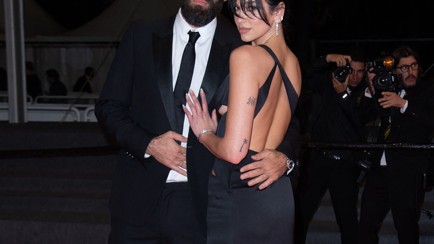 Dua Lipa - Romain Gavras | &#x3A0;&#x3BF;&#x3B6;&#x3AC;&#x3C1;&#x3BF;&#x3C5;&#x3BD; &#x3B1;&#x3B3;&#x3BA;&#x3B1;&#x3BB;&#x3B9;&#x3AC; &#x3C3;&#x3C4;&#x3BF; &#x3BA;&#x3CC;&#x3BA;&#x3BA;&#x3B9;&#x3BD;&#x3BF; &#x3C7;&#x3B1;&#x3BB;&#x3AF; &#x3C4;&#x3BF;&#x3C5; &#x3A6;&#x3B5;&#x3C3;&#x3C4;&#x3B9;&#x3B2;&#x3AC;&#x3BB; &#x39A;&#x3B1;&#x3BD;&#x3BD;&#x3CE;&#x3BD;