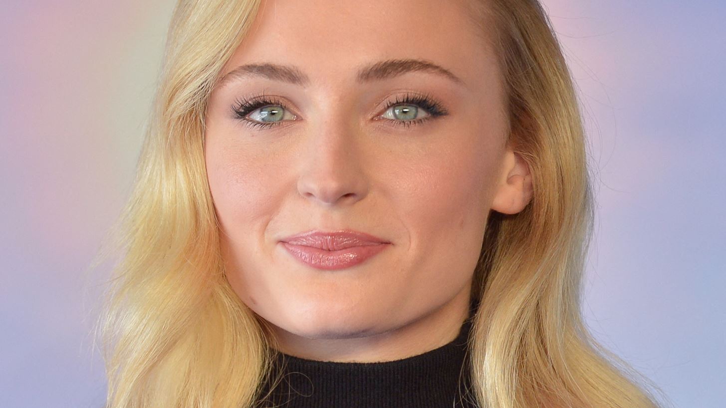 &#x397; Sophie Turner &#x27;&#x3B4;&#x3B1;&#x3BD;&#x3B5;&#x3AF;&#x3B6;&#x3B5;&#x3B9;&#x27; &#x3C4;&#x3B7; &#x3C6;&#x3C9;&#x3BD;&#x3AE; &#x3C4;&#x3B7;&#x3C2; &#x3C3;&#x3C4;&#x3B7;&#x3BD; &#x3A0;&#x3C1;&#x3B9;&#x3B3;&#x3BA;&#x3AF;&#x3C0;&#x3B9;&#x3C3;&#x3C3;&#x3B1; Charlotte