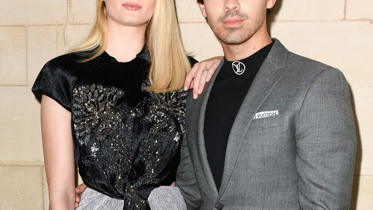 &#x397; Sophie Turner &#x3B5;&#x3BE;&#x3B7;&#x3B3;&#x3B5;&#x3AF; &#x3C4;&#x3BF;&#x3BD; &#x3BB;&#x3CC;&#x3B3;&#x3BF; &#x3C0;&#x3BF;&#x3C5; &#x3B1;&#x3C1;&#x3C1;&#x3B1;&#x3B2;&#x3C9;&#x3BD;&#x3B9;&#x3AC;&#x3C3;&#x3C4;&#x3B7;&#x3BA;&#x3B5; &#x3C3;&#x3B5; &#x3BC;&#x3B9;&#x3BA;&#x3C1;&#x3AE; &#x3B7;&#x3BB;&#x3B9;&#x3BA;&#x3AF;&#x3B1;