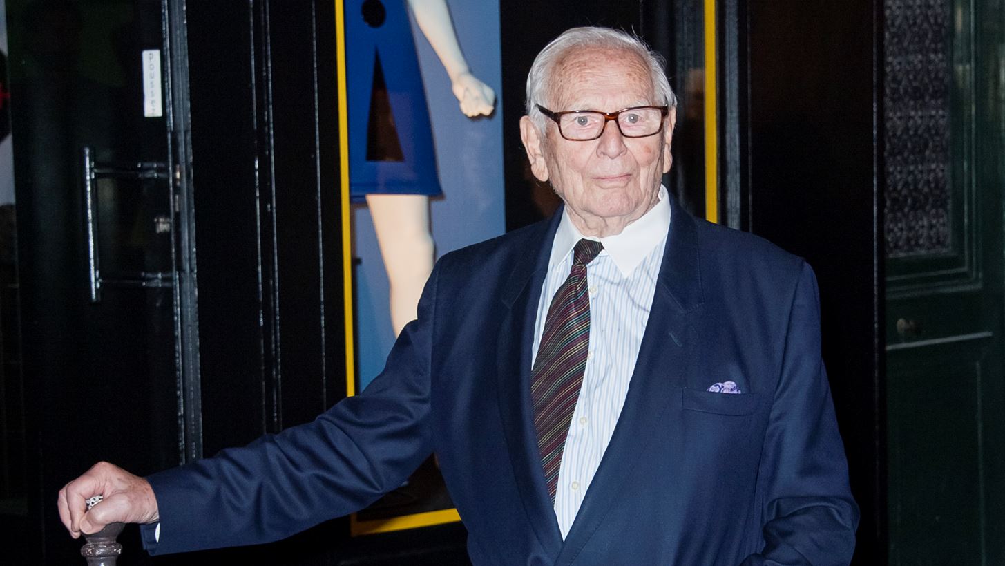Pierre Cardin | &#x388;&#x3BD;&#x3B1; &#x3BD;&#x3AD;&#x3BF; &#x3B2;&#x3B9;&#x3B2;&#x3BB;&#x3AF;&#x3BF; &#x3C1;&#x3AF;&#x3C7;&#x3BD;&#x3B5;&#x3B9; &#x3C6;&#x3C9;&#x3C2; &#x3C3;&#x3C4;&#x3B1; &#x3C0;&#x3C1;&#x3CE;&#x3C4;&#x3B1; &#x3C4;&#x3BF;&#x3C5; &#x3B2;&#x3AE;&#x3BC;&#x3B1;&#x3C4;&#x3B1; &#x3C3;&#x3C4;&#x3BF;&#x3BD; &#x3BA;&#x3CC;&#x3C3;&#x3BC;&#x3BF; &#x3C4;&#x3B7;&#x3C2; &#x3BC;&#x3CC;&#x3B4;&#x3B1;&#x3C2;
