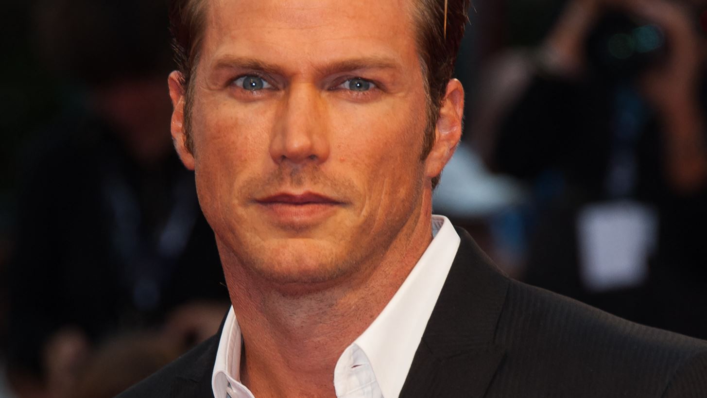 &#x398;&#x3C5;&#x3BC;&#x3AC;&#x3C3;&#x3B1;&#x3B9; &#x3C4;&#x3BF;&#x3BD; Smith Jerrod, &#x3C4;&#x3BF; &#x3B1;&#x3B3;&#x3CC;&#x3C1;&#x3B9; &#x3C4;&#x3B7;&#x3C2; Samantha Jones; &#x39F; Jason Lewis &#x3B5;&#x3BC;&#x3C6;&#x3B1;&#x3BD;&#x3AF;&#x3C3;&#x3C4;&#x3B7;&#x3BA;&#x3B5; &#x3B1;&#x3B3;&#x3BD;&#x3CE;&#x3C1;&#x3B9;&#x3C3;&#x3C4;&#x3BF;&#x3C2;