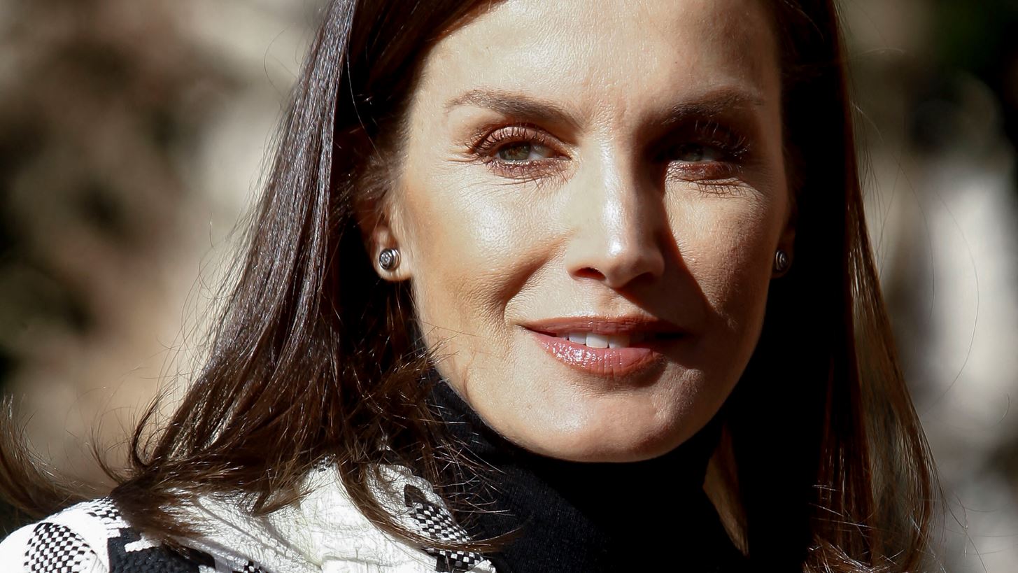 &#x397; &#x3B2;&#x3B1;&#x3C3;&#x3AF;&#x3BB;&#x3B9;&#x3C3;&#x3C3;&#x3B1; Letizia &#x3C6;&#x3BF;&#x3C1;&#x3AC;&#x3B5;&#x3B9; &#x3C4;&#x3BF; &#x3B4;&#x3B5;&#x3C1;&#x3BC;&#x3AC;&#x3C4;&#x3B9;&#x3BD;&#x3BF; &#x3C0;&#x3B1;&#x3BD;&#x3C4;&#x3B5;&#x3BB;&#x3CC;&#x3BD;&#x3B9; &#x3BC;&#x3B5; &#x3C4;&#x3BF;&#x3BD; &#x3C0;&#x3B9;&#x3BF; chic &#x3C4;&#x3C1;&#x3CC;&#x3C0;&#x3BF;