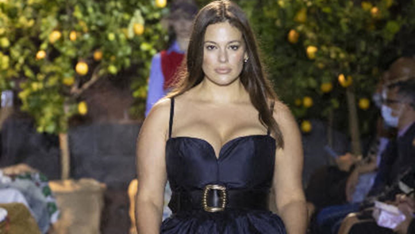 H &#x3B3;&#x3C5;&#x3BC;&#x3BD;&#x3AE; selfie &#x3C4;&#x3B7;&#x3C2; Ashley Graham &#x3B5;&#x3AF;&#x3BD;&#x3B1;&#x3B9; &#x3BF; &#x3BF;&#x3C1;&#x3B9;&#x3C3;&#x3BC;&#x3CC;&#x3C2; &#x3C4;&#x3BF;&#x3C5; body positivity
