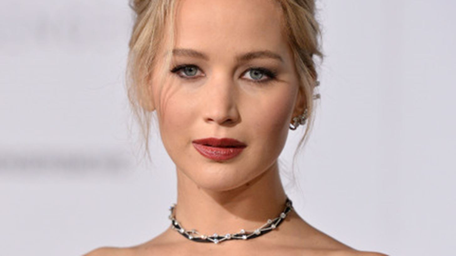 &#x3A4;&#x3BF; red carpet &#x3C3;&#x3C4;&#x3C5;&#x3BB; &#x3C4;&#x3B7;&#x3C2; Jennifer Lawrence &#x3B3;&#x3AF;&#x3BD;&#x3B5;&#x3C4;&#x3B1;&#x3B9; &#x3CC;&#x3BB;&#x3BF; &#x3BA;&#x3B1;&#x3B9; &#x3BA;&#x3B1;&#x3BB;&#x3CD;&#x3C4;&#x3B5;&#x3C1;&#x3BF;