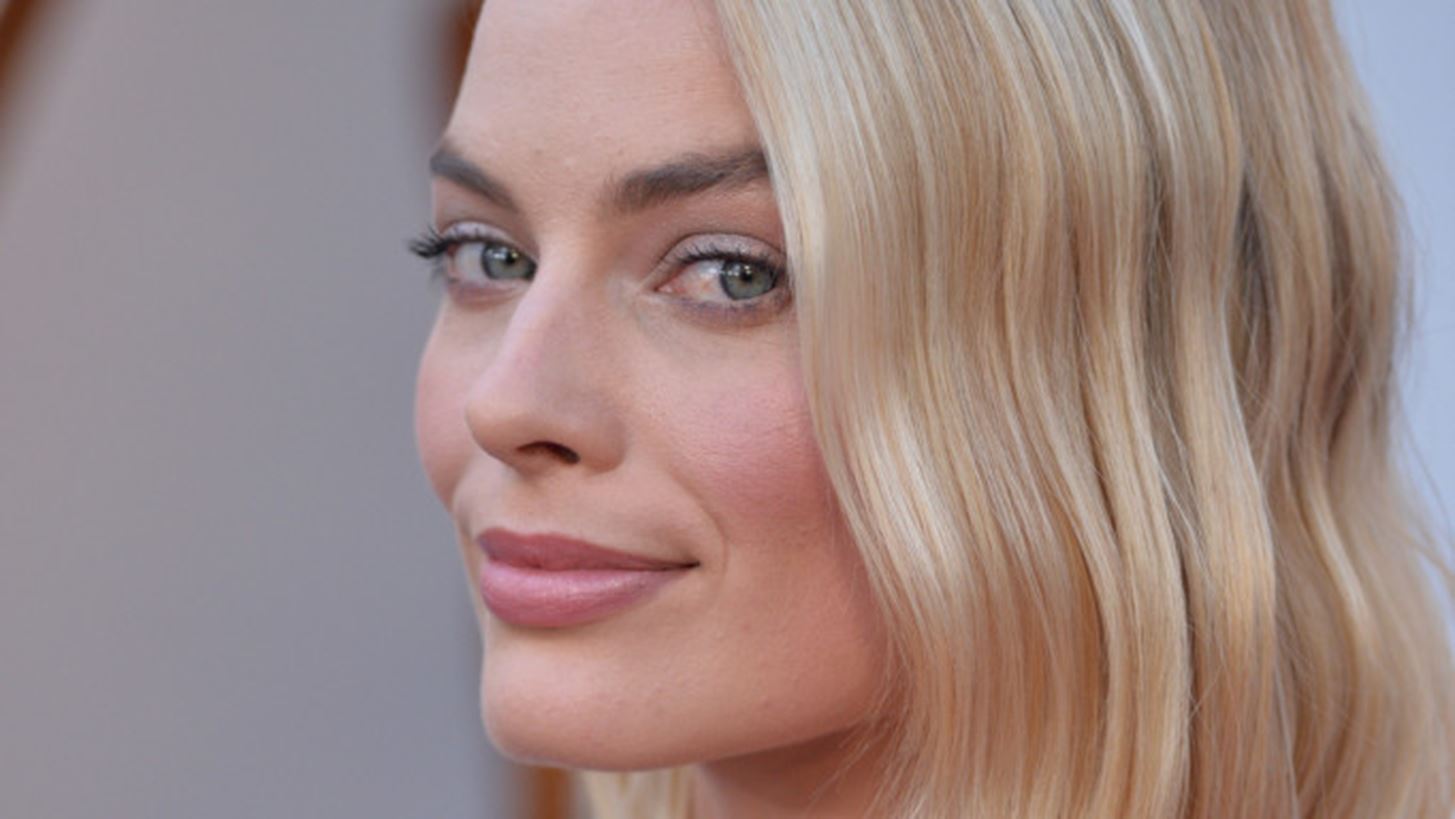 &#x397; Margot Robbie &#x3C3;&#x3B5; &#x3AD;&#x3BD;&#x3B1; &#x3B1;&#x3C0;&#x3CC;&#x3BB;&#x3C5;&#x3C4;&#x3B1; &#x3C7;&#x3C1;&#x3B9;&#x3C3;&#x3C4;&#x3BF;&#x3C5;&#x3B3;&#x3B5;&#x3BD;&#x3BD;&#x3B9;&#x3AC;&#x3C4;&#x3B9;&#x3BA;&#x3BF; look, &#x3C0;&#x3BF;&#x3C5; &#x3B1;&#x3BD; &#x3B5;&#x3AF;&#x3C3;&#x3B1;&#x3B9; &#x3BE;&#x3B1;&#x3BD;&#x3B8;&#x3B9;&#x3AC;, &#x3C0;&#x3C1;&#x3AD;&#x3C0;&#x3B5;&#x3B9; &#x3BD;&#x3B1; &#x3B1;&#x3BD;&#x3C4;&#x3B9;&#x3B3;&#x3C1;&#x3AC;&#x3C8;&#x3B5;&#x3B9;&#x3C2;