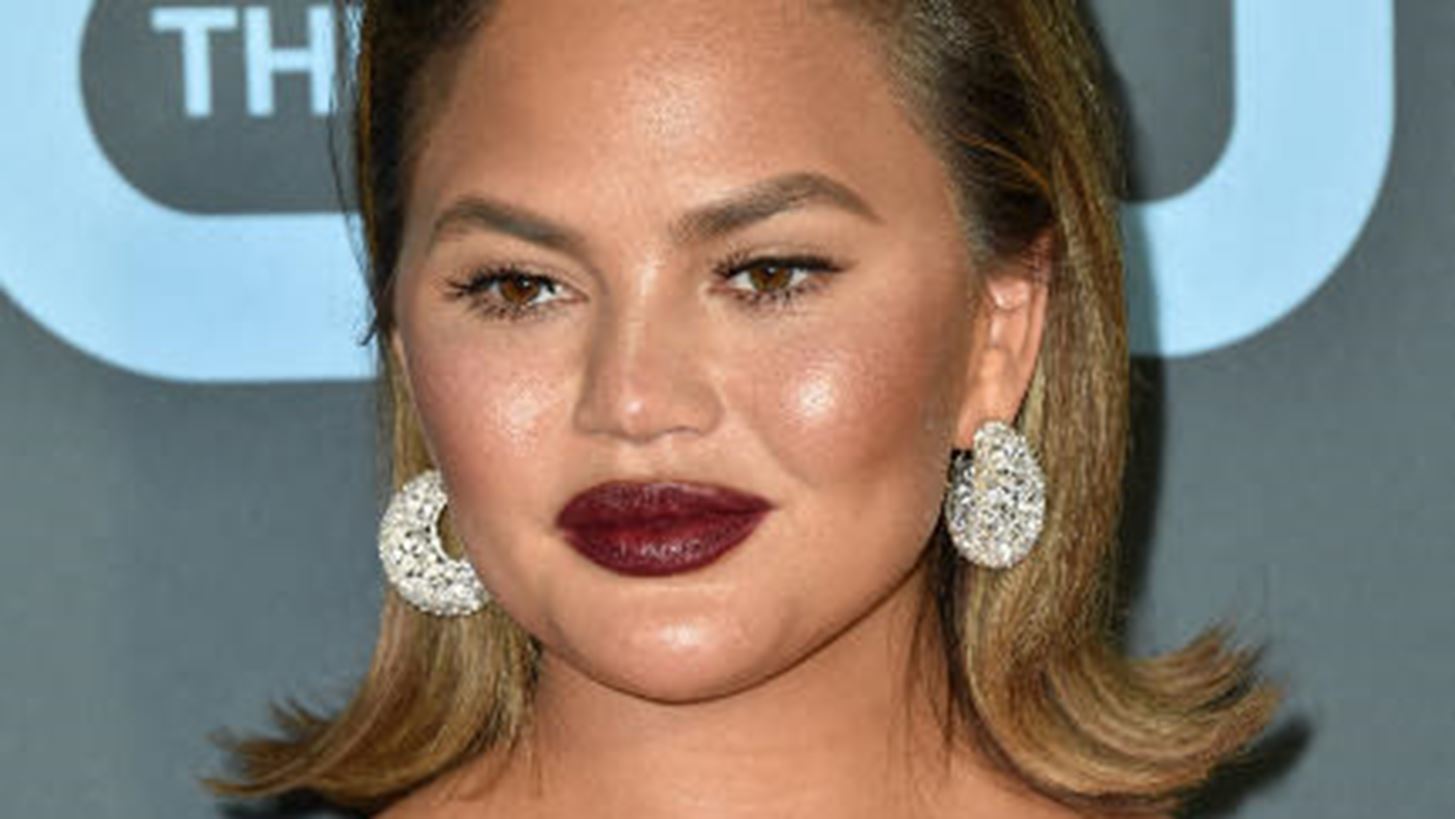 H Chrissy Teigen &#x3BB;&#x3AD;&#x3B5;&#x3B9; &#x3C3;&#x3C4;&#x3BF;&#x3C5;&#x3C2; &#x3B8;&#x3B1;&#x3C5;&#x3BC;&#x3B1;&#x3C3;&#x3C4;&#x3AD;&#x3C2; &#x3CC;&#x3C4;&#x3B9; &#x3C3;&#x3C5;&#x3BD;&#x3AD;&#x3C1;&#x3C7;&#x3B5;&#x3C4;&#x3B1;&#x3B9; &#x3B1;&#x3C0;&#x3CC; &#x3C4;&#x3B7;&#x3BD; &#x3BA;&#x3B1;&#x3C4;&#x3AC;&#x3B8;&#x3BB;&#x3B9;&#x3C8;&#x3B7;