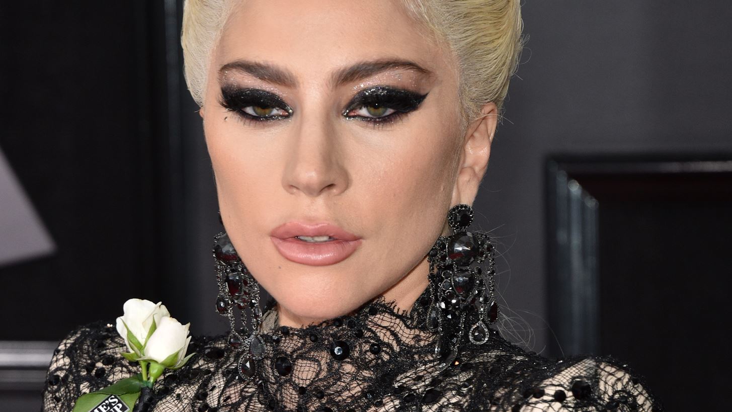 &#x397; Lady Gaga &#x3BA;&#x3C5;&#x3BA;&#x3BB;&#x3BF;&#x3C6;&#x3CC;&#x3C1;&#x3B7;&#x3C3;&#x3B5; &#x3BC;&#x3B5; &#x3C4;&#x3BF; &#x3C0;&#x3C1;&#x3CE;&#x3C4;&#x3BF; &#x3BA;&#x3BF;&#x3BC;&#x3BC;&#x3AC;&#x3C4;&#x3B9; &#x3C4;&#x3B7;&#x3C2; &#x3C3;&#x3C5;&#x3BB;&#x3BB;&#x3BF;&#x3B3;&#x3AE;&#x3C2; &#x3C4;&#x3BF;&#x3C5; Hedi Slimane &#x3B3;&#x3B9;&#x3B1; &#x3C4;&#x3BF;&#x3BD; &#x3BF;&#x3AF;&#x3BA;&#x3BF; C&#xE9;line