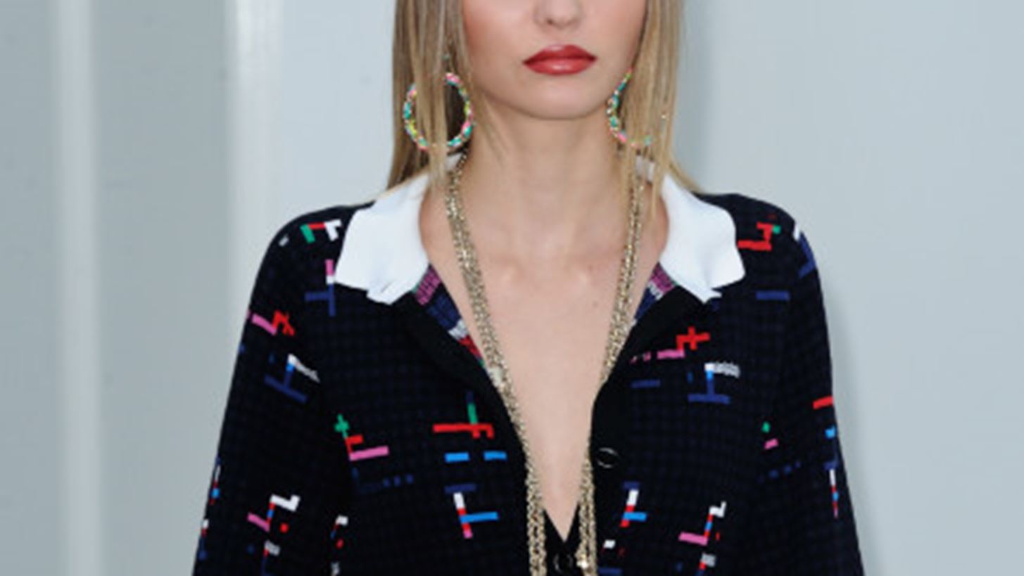 &#x394;&#x3B5;&#x3C2; &#x3C0;&#x3CE;&#x3C2; &#x3B7; Lily Rose Depp &#x3B1;&#x3C0;&#x3BF;&#x3B3;&#x3B5;&#x3B9;&#x3CE;&#x3BD;&#x3B5;&#x3B9; &#x3C4;&#x3BF; look &#x3C4;&#x3B7;&#x3C2; &#x3BC;&#x3B5; &#x3AD;&#x3BD;&#x3B1; vintage &#x3BA;&#x3BF;&#x3BC;&#x3BC;&#x3AC;&#x3C4;&#x3B9;
