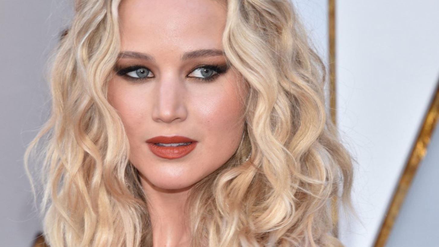 &#x397; Jennifer Lawrence &#x3C6;&#x3CC;&#x3C1;&#x3B5;&#x3C3;&#x3B5; &#x3C4;&#x3BF; &#x3C0;&#x3B9;&#x3BF; &#x3C1;&#x3BF;&#x3BC;&#x3B1;&#x3BD;&#x3C4;&#x3B9;&#x3BA;&#x3CC; &#x3C6;&#x3CC;&#x3C1;&#x3B5;&#x3BC;&#x3B1; &#x3C3;&#x3C4;&#x3BF; &#x3C0;&#x3AC;&#x3C1;&#x3C4;&#x3B9; &#x3C4;&#x3C9;&#x3BD; &#x3B1;&#x3C1;&#x3C1;&#x3B1;&#x3B2;&#x3CE;&#x3BD;&#x3C9;&#x3BD; &#x3C4;&#x3B7;&#x3C2;