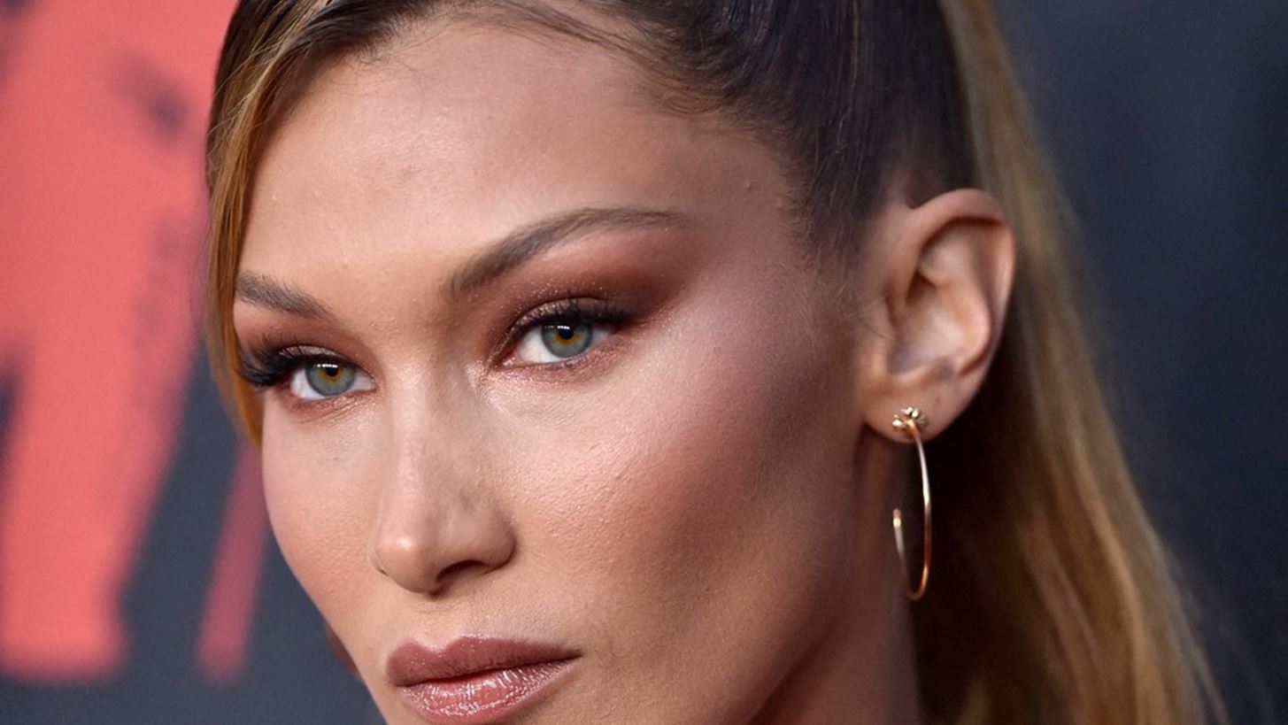 &#x397; Bella Hadid &#x3AD;&#x3BA;&#x3BF;&#x3C8;&#x3B5; &#x3C4;&#x3B1; &#x3BC;&#x3B1;&#x3BB;&#x3BB;&#x3B9;&#x3AC; &#x3C4;&#x3B7;&#x3C2; &#x3C5;&#x3B9;&#x3BF;&#x3B8;&#x3B5;&#x3C4;&#x3CE;&#x3BD;&#x3C4;&#x3B1;&#x3C2; &#x3C4;&#x3B7;&#x3BD; &#x3C4;&#x3AC;&#x3C3;&#x3B7; &#x3C4;&#x3B7;&#x3C2; &#x3C3;&#x3B5;&#x3B6;&#x3CC;&#x3BD;