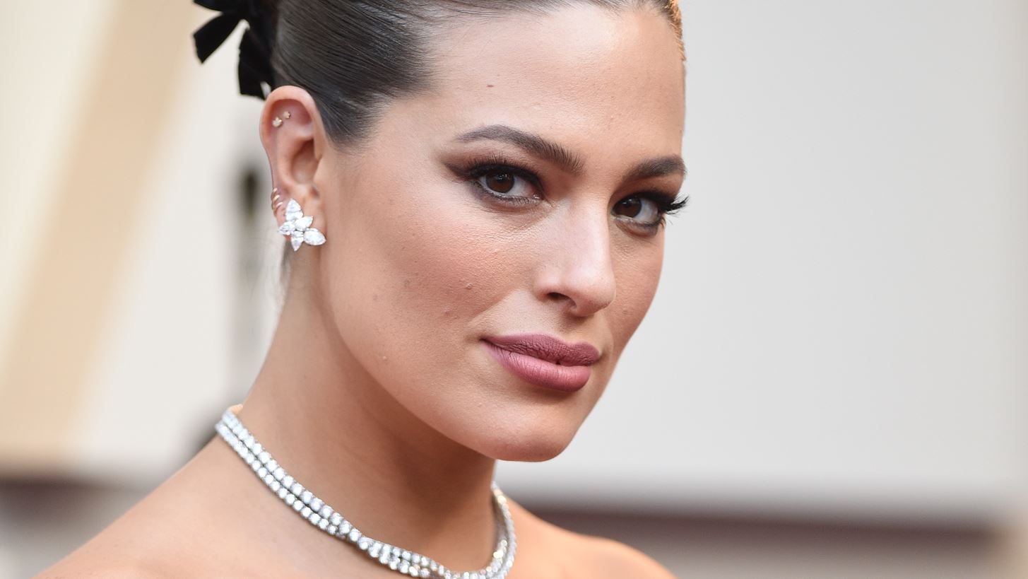 &#x397; Ashley Graham &#x3B5;&#x3AF;&#x3BD;&#x3B1;&#x3B9; &#x3C0;&#x3B5;&#x3C1;&#x3AE;&#x3C6;&#x3B1;&#x3BD;&#x3B7; &#x3B3;&#x3B9;&#x3B1; &#x3C4;&#x3B9;&#x3C2; &#x3C1;&#x3B1;&#x3B3;&#x3AC;&#x3B4;&#x3B5;&#x3C2; &#x3C4;&#x3B7;&#x3C2;