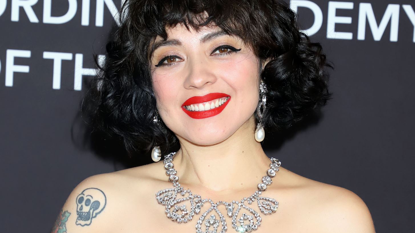 Mon Laferte: &#x397; &#x3A7;&#x3B9;&#x3BB;&#x3B9;&#x3B1;&#x3BD;&#x3AE; &#x3C4;&#x3C1;&#x3B1;&#x3B3;&#x3BF;&#x3C5;&#x3B4;&#x3AF;&#x3C3;&#x3C4;&#x3C1;&#x3B9;&#x3B1; &#x3C0;&#x3BF;&#x3C5; &#x3AD;&#x3B4;&#x3B5;&#x3B9;&#x3BE;&#x3B5; &#x3C4;&#x3BF; &#x3C3;&#x3C4;&#x3AE;&#x3B8;&#x3BF;&#x3C2; &#x3C4;&#x3B7;&#x3C2; &#x3C3;&#x3B5; &#x3AD;&#x3BD;&#x3B4;&#x3B5;&#x3B9;&#x3BE;&#x3B7; &#x3B4;&#x3B9;&#x3B1;&#x3BC;&#x3B1;&#x3C1;&#x3C4;&#x3C5;&#x3C1;&#x3AF;&#x3B1;&#x3C2;