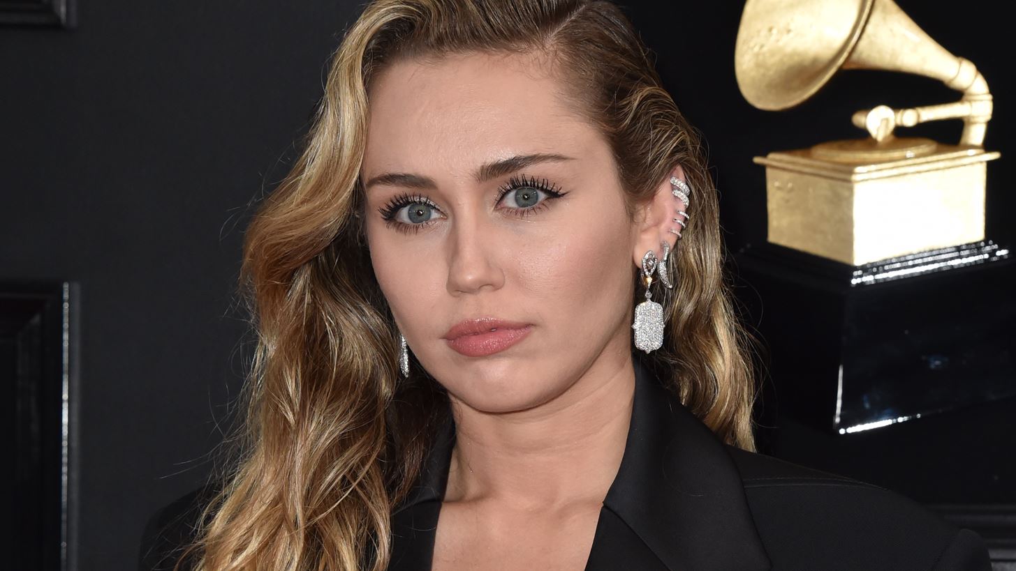 Miley Cyrus | Tο πολυτελές, ενυδατικό balm που έχει πάντα μαζί της για βελούδινα χείλη ακόμα και τις πιο κρύες μέρες