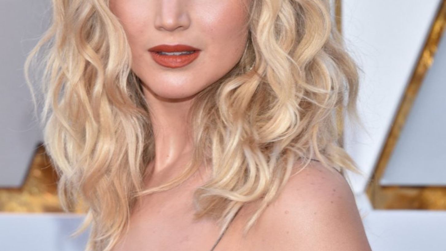 &#x397; Jennifer Lawrence &#x3B1;&#x3C1;&#x3C1;&#x3B1;&#x3B2;&#x3C9;&#x3BD;&#x3B9;&#x3AC;&#x3C3;&#x3C4;&#x3B7;&#x3BA;&#x3B5;!