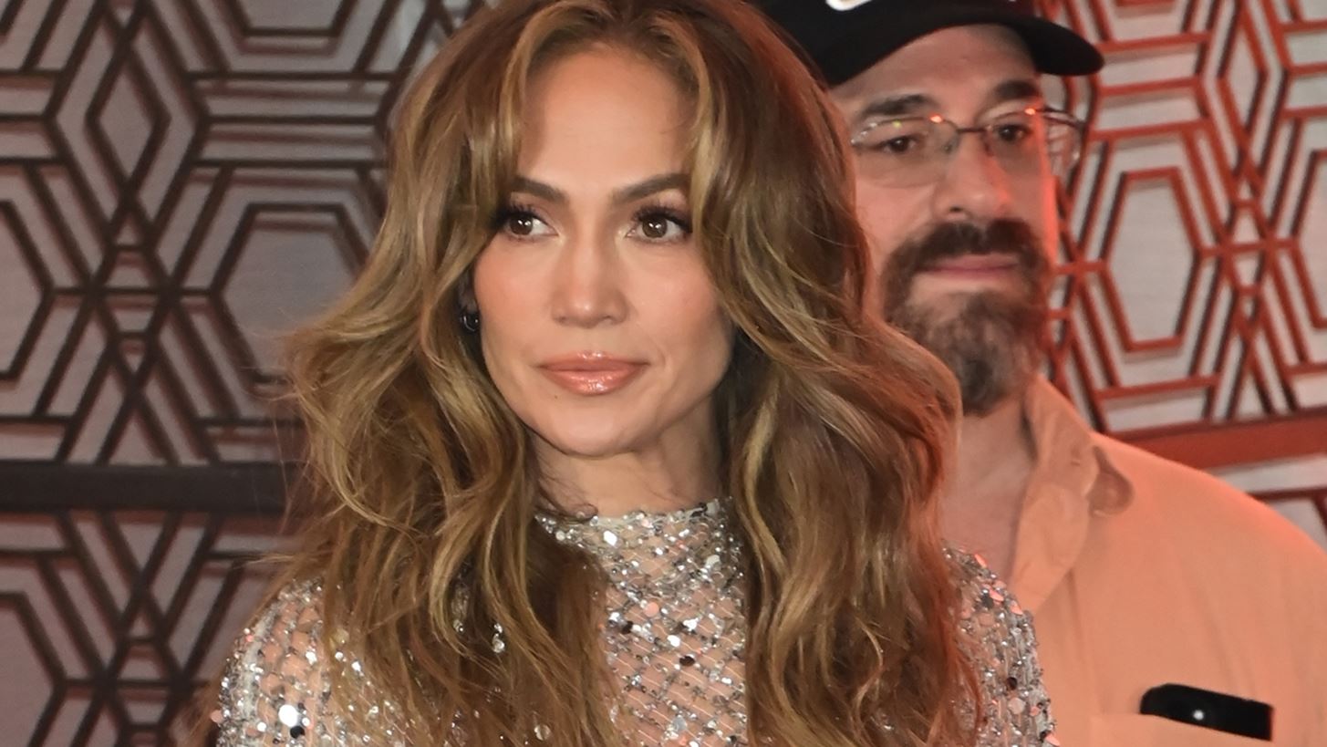 Jennifer Lopez | &#x397; &#x3C0;&#x3C1;&#x3CE;&#x3C4;&#x3B7; &#x3B1;&#x3BD;&#x3C4;&#x3AF;&#x3B4;&#x3C1;&#x3B1;&#x3C3;&#x3B7; &#x3C3;&#x3C4;&#x3B9;&#x3C2; &#x3C6;&#x3AE;&#x3BC;&#x3B5;&#x3C2; &#x3B3;&#x3B9;&#x3B1; &#x3C4;&#x3B7;&#x3BD; &#x3BA;&#x3C1;&#x3AF;&#x3C3;&#x3B7; &#x3C3;&#x3C4;&#x3BF;&#x3BD; &#x3B3;&#x3AC;&#x3BC;&#x3BF; &#x3C4;&#x3B7;&#x3C2;