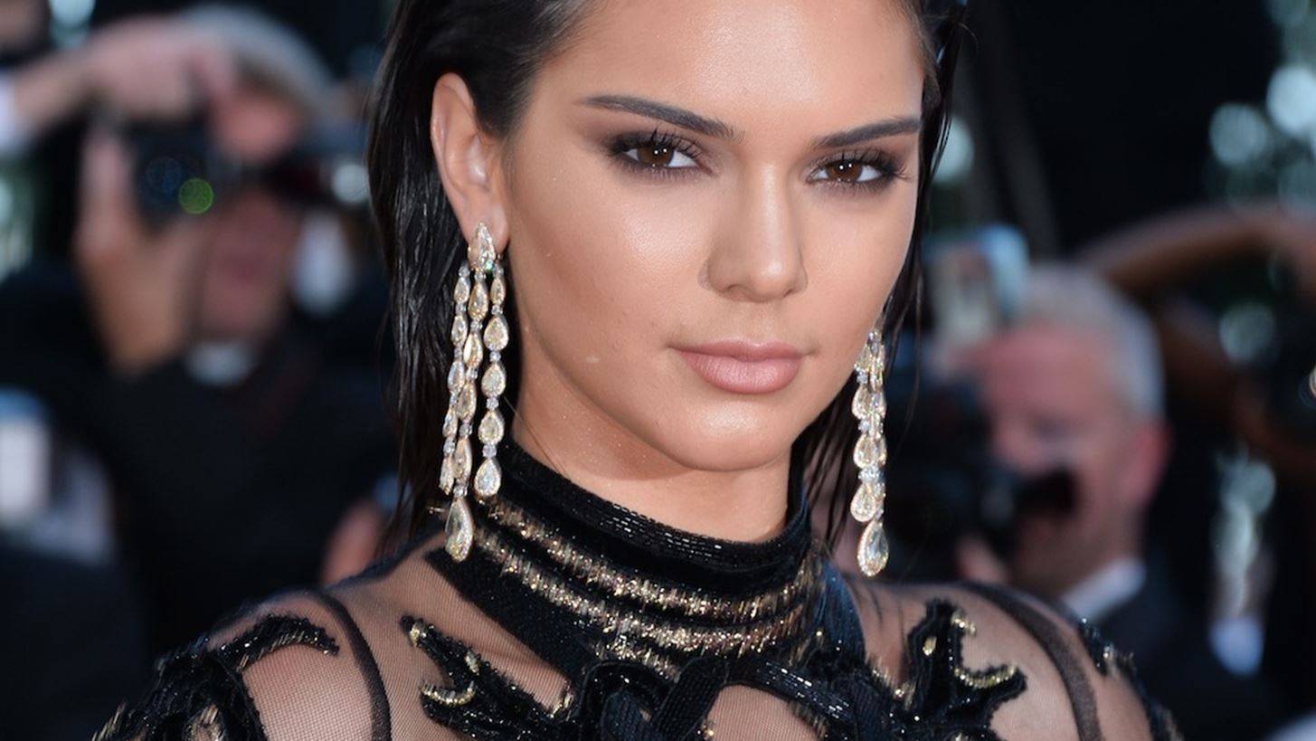 H &#x39A;endall Jenner &#x3B4;&#x3B9;&#x3AD;&#x3C8;&#x3B5;&#x3C5;&#x3C3;&#x3B5; &#x3C4;&#x3B9;&#x3C2; &#x3C6;&#x3AE;&#x3BC;&#x3B5;&#x3C2; &#x3B3;&#x3B9;&#x3B1; &#x3C0;&#x3BB;&#x3B1;&#x3C3;&#x3C4;&#x3B9;&#x3BA;&#x3AE; &#x3B5;&#x3C0;&#x3AD;&#x3BC;&#x3B2;&#x3B1;&#x3C3;&#x3B7;