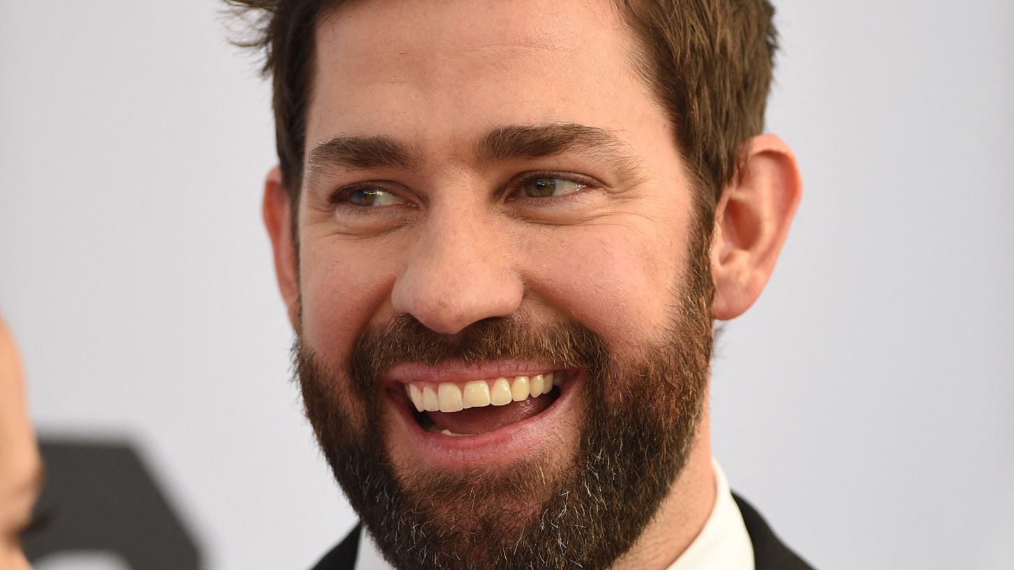 &#x39F; John Krasinski &#x3BC;&#x3BF;&#x3B9;&#x3C1;&#x3AC;&#x3B6;&#x3B5;&#x3B9; &#x3BA;&#x3B1;&#x3BB;&#x3AD;&#x3C2; &#x3B5;&#x3B9;&#x3B4;&#x3AE;&#x3C3;&#x3B5;&#x3B9;&#x3C2; &#x3B5;&#x3BD; &#x3BC;&#x3AD;&#x3C3;&#x3C9; &#x3BA;&#x3BF;&#x3C1;&#x3C9;&#x3BD;&#x3BF;&#x3CA;&#x3BF;&#x3CD;