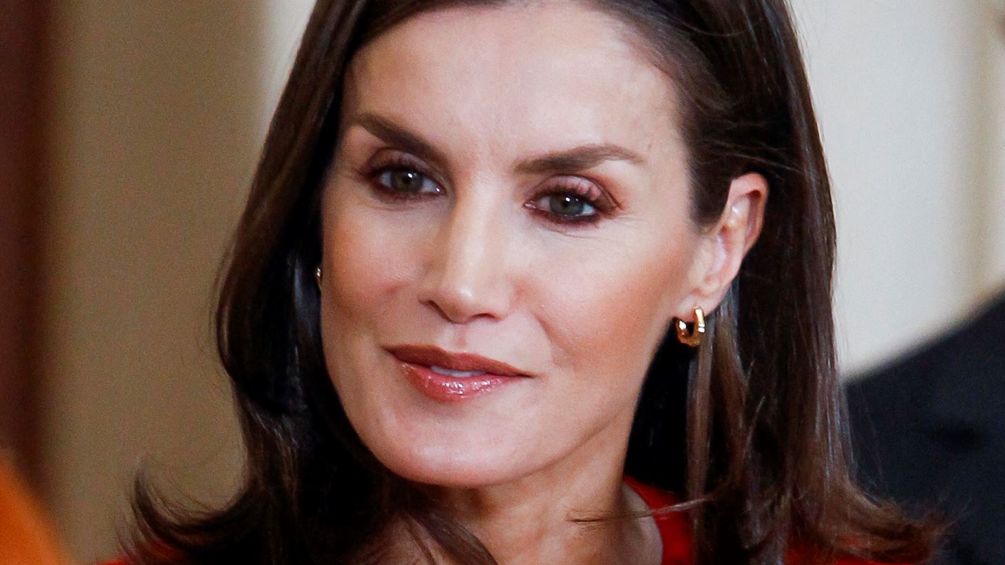 Η chic εμφάνιση της βασίλισσας Letizia με πλεκτό φόρεμα