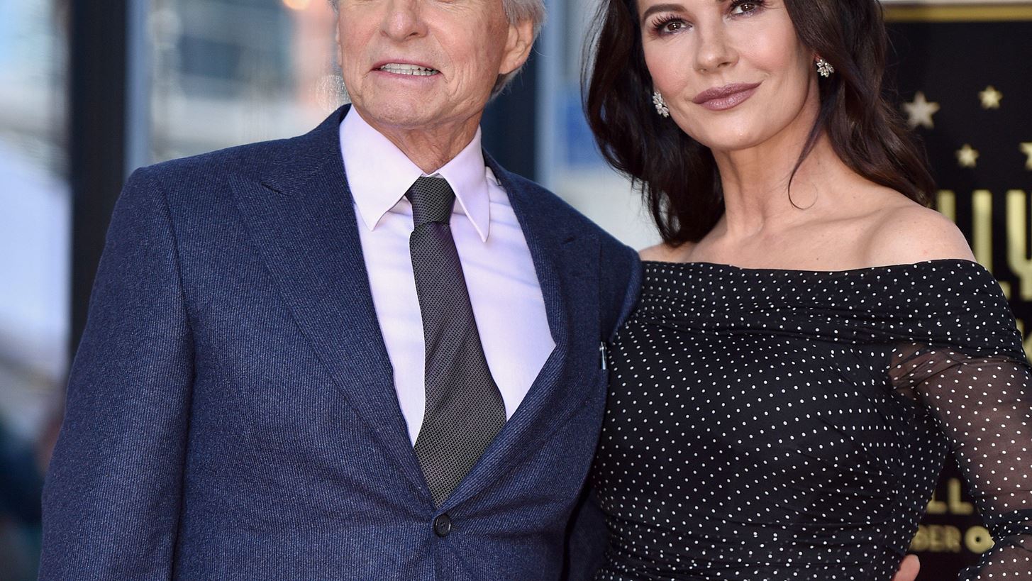 &#x397; Catherine Zeta-Jones &#x3B4;&#x3B7;&#x3BB;&#x3CE;&#x3BD;&#x3B5;&#x3B9; &#x3B1;&#x3BA;&#x3CC;&#x3BC;&#x3B7; &#x3B5;&#x3C1;&#x3C9;&#x3C4;&#x3B5;&#x3C5;&#x3BC;&#x3AD;&#x3BD;&#x3B7; &#x3BC;&#x3B5; &#x3C4;&#x3BF;&#x3BD; Michael Douglas