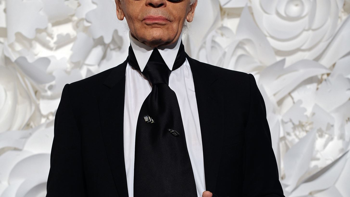 &#x39F; &#x3BA;&#x3CC;&#x3C3;&#x3BC;&#x3BF;&#x3C2; &#x3C4;&#x3B7;&#x3C2; &#x3BC;&#x3CC;&#x3B4;&#x3B1;&#x3C2; &#x3B1;&#x3C0;&#x3BF;&#x3C7;&#x3B1;&#x3B9;&#x3C1;&#x3B5;&#x3C4;&#x3AC; &#x3C4;&#x3BF;&#x3BD; Karl Lagerfeld