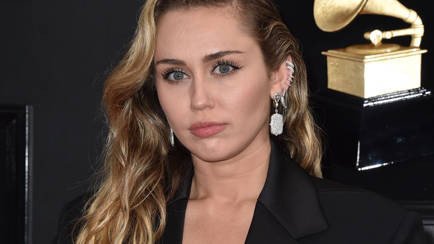&#x397; Miley Cyrus &#x3BC;&#x3B9;&#x3BB;&#x3AC; &#x3B3;&#x3B9;&#x3B1; &#x3C4;&#x3B7; &#x3B4;&#x3CD;&#x3C3;&#x3BA;&#x3BF;&#x3BB;&#x3B7; &#x3C3;&#x3C7;&#x3AD;&#x3C3;&#x3B7; &#x3BC;&#x3B5; &#x3C4;&#x3BF;&#x3BD; &#x3C0;&#x3B1;&#x3C4;&#x3AD;&#x3C1;&#x3B1; &#x3C4;&#x3B7;&#x3C2;, &#x3BC;&#x3B5; &#x3C4;&#x3BF;&#x3BD; &#x3BF;&#x3C0;&#x3BF;&#x3AF;&#x3BF; &#x3B4;&#x3B5;&#x3BD; &#x3AD;&#x3C7;&#x3BF;&#x3C5;&#x3BD; &#x3B5;&#x3C0;&#x3B1;&#x3C6;&#x3AD;&#x3C2; &#x3C3;&#x3AE;&#x3BC;&#x3B5;&#x3C1;&#x3B1;