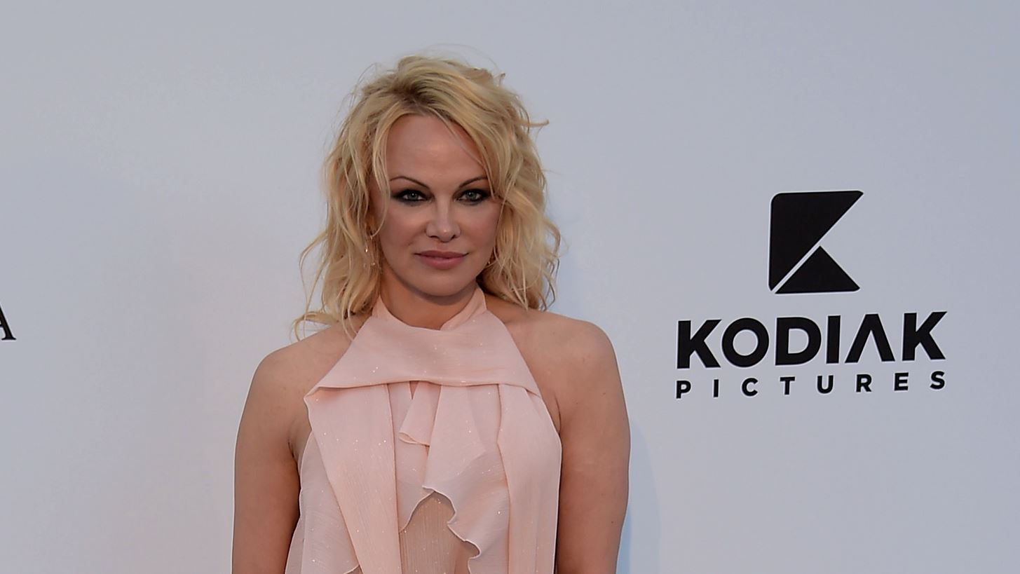 &#x3A4;&#x3BF; &quot;Pam &amp; Tommy&quot; &#x3B5;&#x3C0;&#x3B1;&#x3BD;&#x3B1;&#x3C6;&#x3AD;&#x3C1;&#x3B5;&#x3B9; &#x3C0;&#x3B1;&#x3BB;&#x3B9;&#x3AC; &#x3C4;&#x3C1;&#x3B1;&#x3CD;&#x3BC;&#x3B1;&#x3C4;&#x3B1; &#x3B3;&#x3B9;&#x3B1; &#x3C4;&#x3B7;&#x3BD; Pamela Anderson