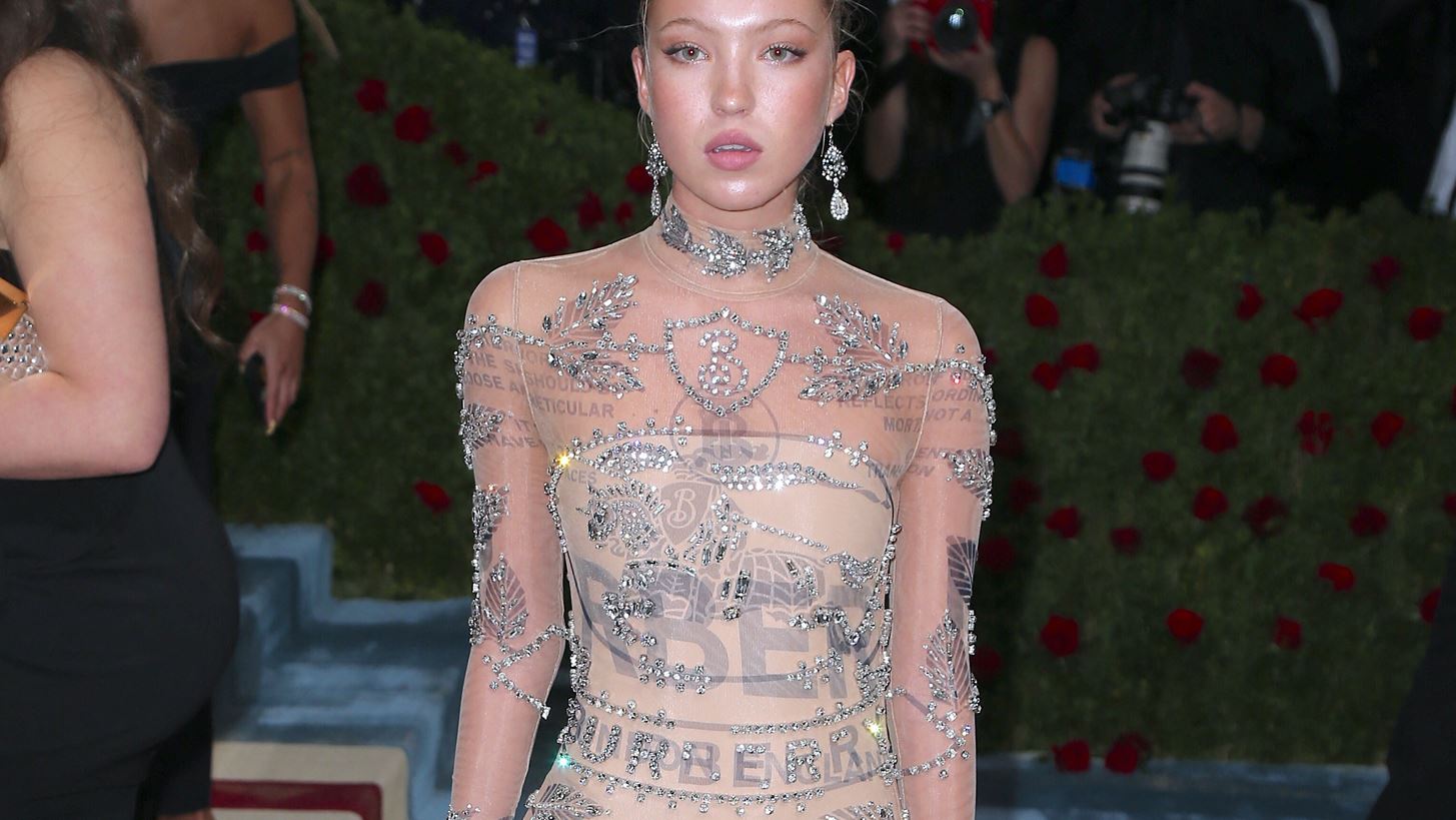 Lila Moss | H 19&#x3C7;&#x3C1;&#x3BF;&#x3BD;&#x3B7; &#x3BA;&#x3CC;&#x3C1;&#x3B7; &#x3C4;&#x3B7;&#x3C2; Kate Moss &#x3C0;&#x3BF;&#x3B6;&#x3AC;&#x3C1;&#x3B5;&#x3B9; &#x3B3;&#x3B9;&#x3B1; &#x3C4;&#x3B7; &#x3BD;&#x3AD;&#x3B1; &#x3C4;&#x3B7;&#x3C2; &#x3BA;&#x3B1;&#x3BC;&#x3C0;&#x3AC;&#x3BD;&#x3B9;&#x3B1; &#x3BC;&#x3B5; &#x3C4;&#x3BF; &#x3BC;&#x3CC;&#x3BD;&#x3B9;&#x3C4;&#x3BF;&#x3C1; &#x3B3;&#x3BB;&#x3C5;&#x3BA;&#x3CC;&#x3B6;&#x3B7;&#x3C2;