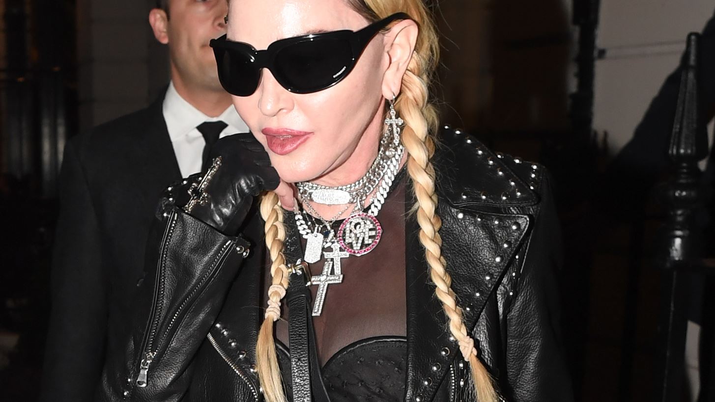 Madonna | O &#x3B3;&#x3B9;&#x3BF;&#x3C2; &#x3C4;&#x3B7;&#x3C2;, David Banda, &#x3BC;&#x3B5; &#x3BA;&#x3CC;&#x3BA;&#x3BA;&#x3B9;&#x3BD;&#x3BF; &#x3C6;&#x3CC;&#x3C1;&#x3B5;&#x3BC;&#x3B1; &#x3C3;&#x3B5; &#x3B2;&#x3CC;&#x3BB;&#x3C4;&#x3B1; &#x3BC;&#x3B5; &#x3C4;&#x3B7; &#x3B4;&#x3B9;&#x3AC;&#x3C3;&#x3B7;&#x3BC;&#x3B7; &#x3BC;&#x3B7;&#x3C4;&#x3AD;&#x3C1;&#x3B1; &#x3C4;&#x3BF;&#x3C5;