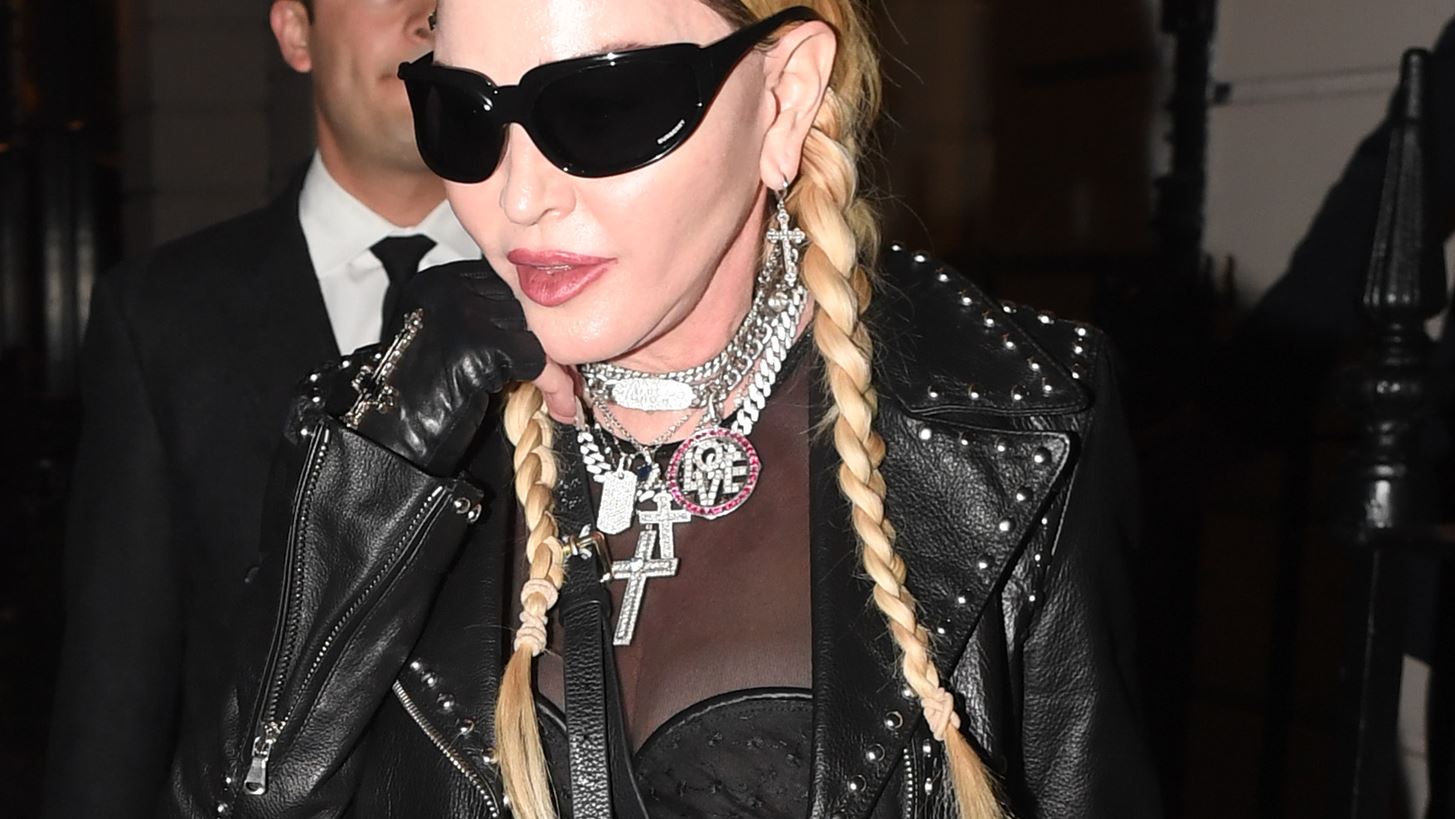 Madonna&#xA0;| &#x3A4;&#x3BF; &#x3B2;&#x3AF;&#x3BD;&#x3C4;&#x3B5;&#x3BF; &#x3C0;&#x3BF;&#x3C5; &#x3AD;&#x3BA;&#x3B1;&#x3BD;&#x3B5; &#x3C4;&#x3BF;&#x3C5;&#x3C2; fans &#x3C4;&#x3B7;&#x3C2; &#x3BD;&#x3B1; &#x3C0;&#x3B9;&#x3C3;&#x3C4;&#x3B5;&#x3CD;&#x3BF;&#x3C5;&#x3BD; &#x3CC;&#x3C4;&#x3B9; &#x3BC;&#x3CC;&#x3BB;&#x3B9;&#x3C2; &#x3AD;&#x3BA;&#x3B1;&#x3BD;&#x3B5; &#x27;coming out&#x27; &#x3C9;&#x3C2; &#x3BF;&#x3BC;&#x3BF;&#x3C6;&#x3C5;&#x3BB;&#x3CC;&#x3C6;&#x3B9;&#x3BB;&#x3B7;