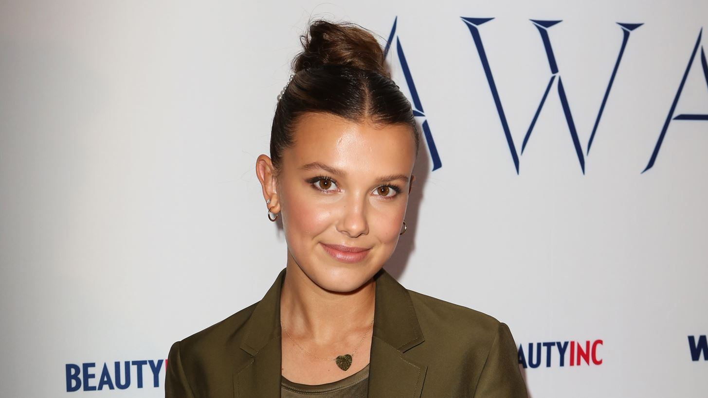 Millie Bobby Brown | &#x397; selfie &#x3C0;&#x3BF;&#x3C5; &#x3B5;&#x3C0;&#x3B9;&#x3B2;&#x3B5;&#x3B2;&#x3B1;&#x3B9;&#x3CE;&#x3BD;&#x3B5;&#x3B9; &#x3C4;&#x3B7; &#x3C3;&#x3C7;&#x3AD;&#x3C3;&#x3B7; &#x3BC;&#x3B5; &#x3C4;&#x3BF; &#x3B4;&#x3B9;&#x3AC;&#x3C3;&#x3B7;&#x3BC;&#x3BF; &#x3C3;&#x3CD;&#x3BD;&#x3C4;&#x3C1;&#x3BF;&#x3C6;&#x3CC; &#x3C4;&#x3B7;&#x3C2;