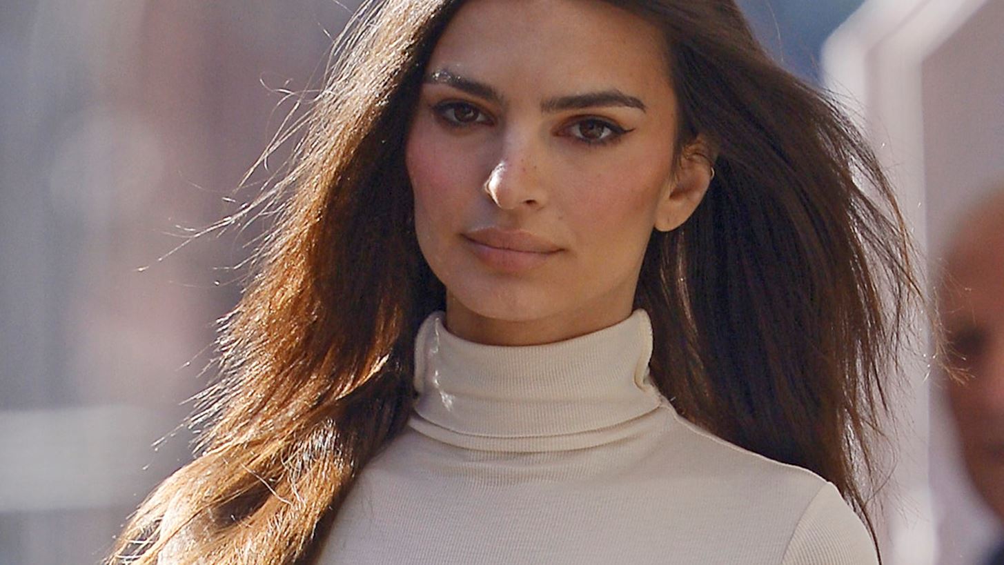 Emily Ratajkowski | &#x3A0;&#x3CE;&#x3C2; &#x3C3;&#x3C7;&#x3BF;&#x3BB;&#x3B9;&#x3AC;&#x3B6;&#x3B5;&#x3B9; &#x3C4;&#x3BF; &#x3C0;&#x3B9;&#x3BF; &#x3C0;&#x3BF;&#x3BB;&#x3C5;&#x3C3;&#x3C5;&#x3B6;&#x3B7;&#x3C4;&#x3B7;&#x3BC;&#x3AD;&#x3BD;&#x3BF; look &#x3C4;&#x3B7;&#x3C2; &#x3C3;&#x3C4;&#x3BF; &#x3BA;&#x3CC;&#x3BA;&#x3BA;&#x3B9;&#x3BD;&#x3BF; &#x3C7;&#x3B1;&#x3BB;&#x3AF;