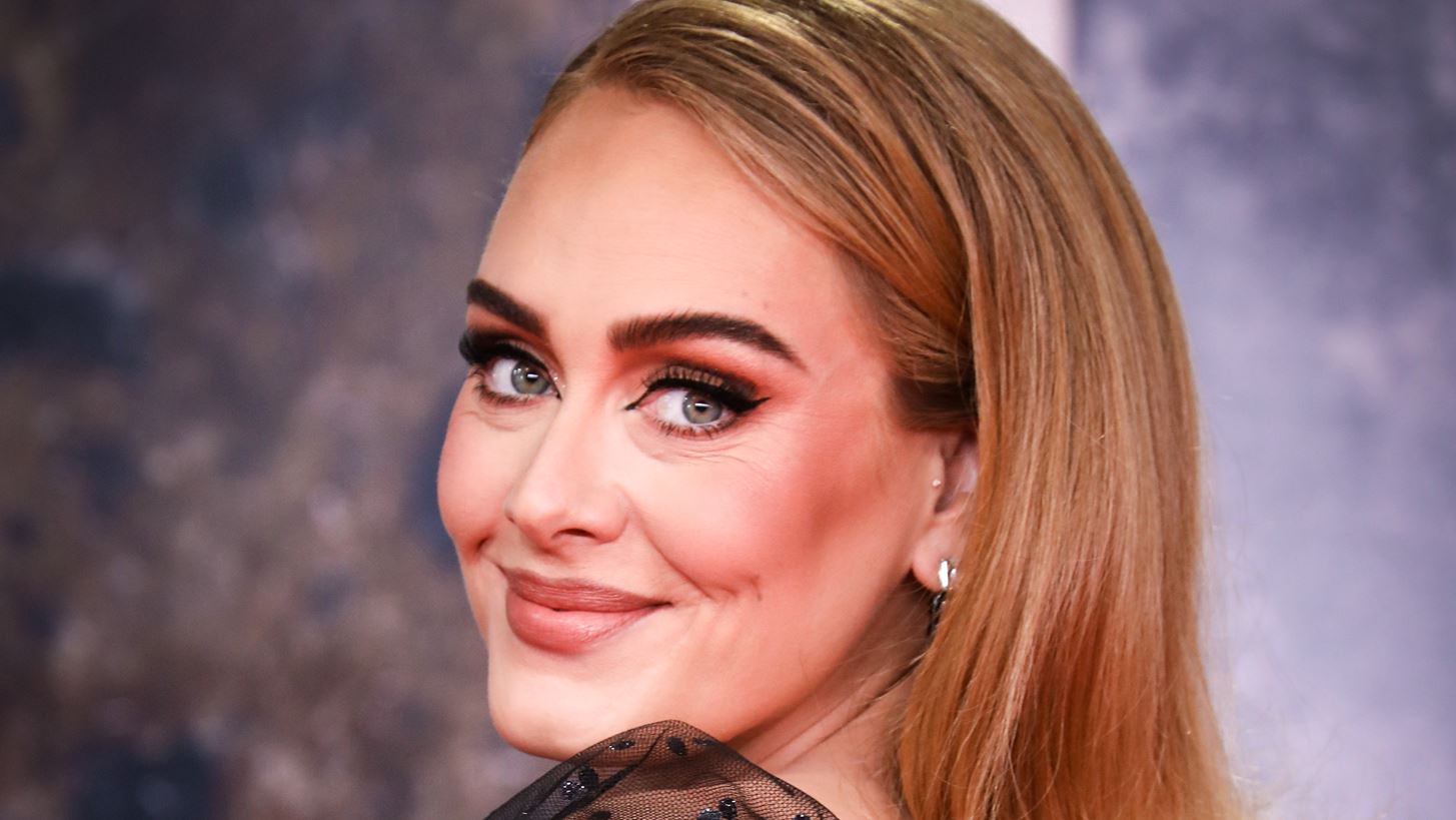 &#x397; Adele &#x3B1;&#x3C6;&#x3B9;&#x3AD;&#x3C1;&#x3C9;&#x3C3;&#x3B5; &#x3BC;&#x3B5; &#x3BB;&#x3C5;&#x3B3;&#x3BC;&#x3BF;&#x3CD;&#x3C2; &#x3C4;&#x3BF; Brit Award &#x3C3;&#x3C4;&#x3BF;&#x3BD; &#x3C0;&#x3C1;&#x3CE;&#x3B7;&#x3BD; &#x3C3;&#x3CD;&#x3B6;&#x3C5;&#x3B3;&#x3CC; &#x3C4;&#x3B7;&#x3C2; &#x3BA;&#x3B1;&#x3B9; &#x3C4;&#x3BF; &#x3B3;&#x3B9;&#x3BF; &#x3C4;&#x3BF;&#x3C5;&#x3C2;