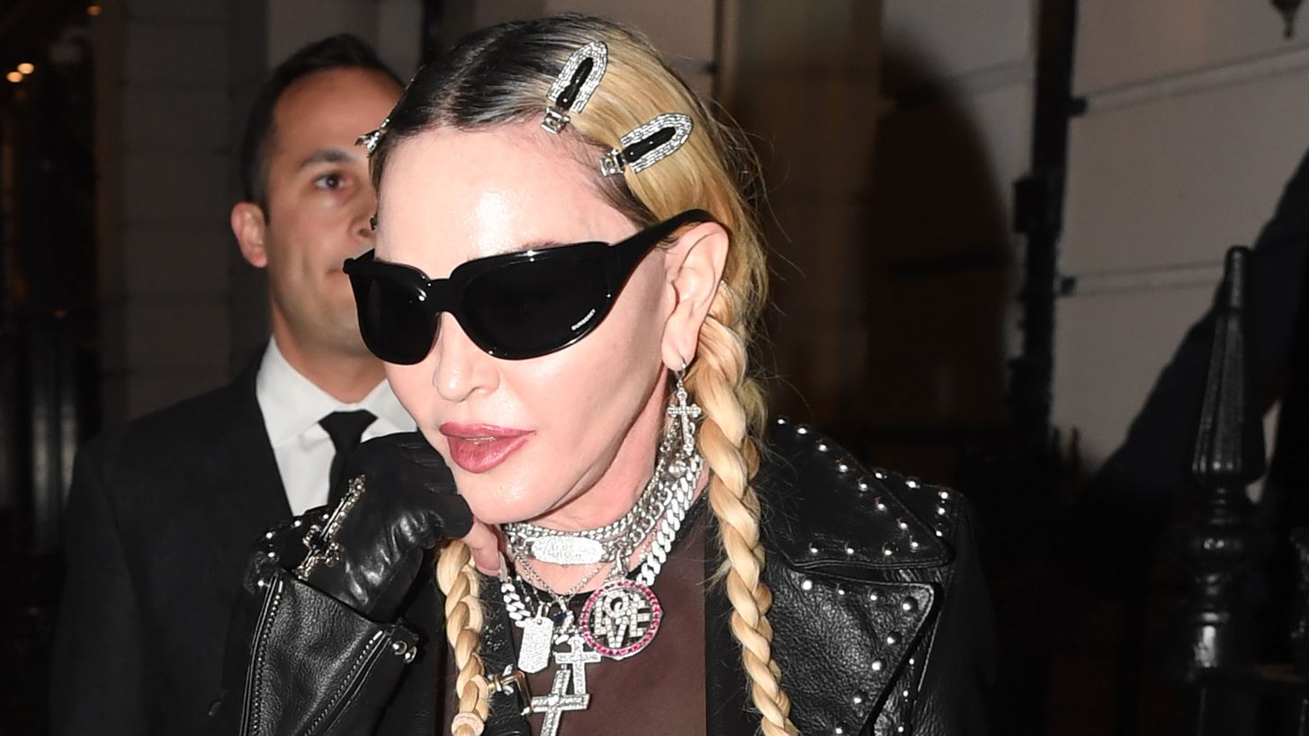 &#x397; Madonna &#x3B5;&#x3AF;&#x3BD;&#x3B1;&#x3B9; &#x3B7; &#x3C0;&#x3C1;&#x3CE;&#x3C4;&#x3B7; &#x3B3;&#x3C5;&#x3BD;&#x3B1;&#x3AF;&#x3BA;&#x3B1; &#x3BC;&#x3B5; &#x3AC;&#x3BB;&#x3BC;&#x3C0;&#x3BF;&#x3C5;&#x3BC; &#x3C0;&#x3BF;&#x3C5; &#x3C3;&#x3BA;&#x3B1;&#x3C1;&#x3C6;&#x3AC;&#x3BB;&#x3C9;&#x3C3;&#x3B1;&#x3BD; &#x3C3;&#x3B5; Top 10 &#x3BC;&#x3AD;&#x3C3;&#x3B1; &#x3C3;&#x3B5; 5 &#x3B4;&#x3B5;&#x3BA;&#x3B1;&#x3B5;&#x3C4;&#x3AF;&#x3B5;&#x3C2;