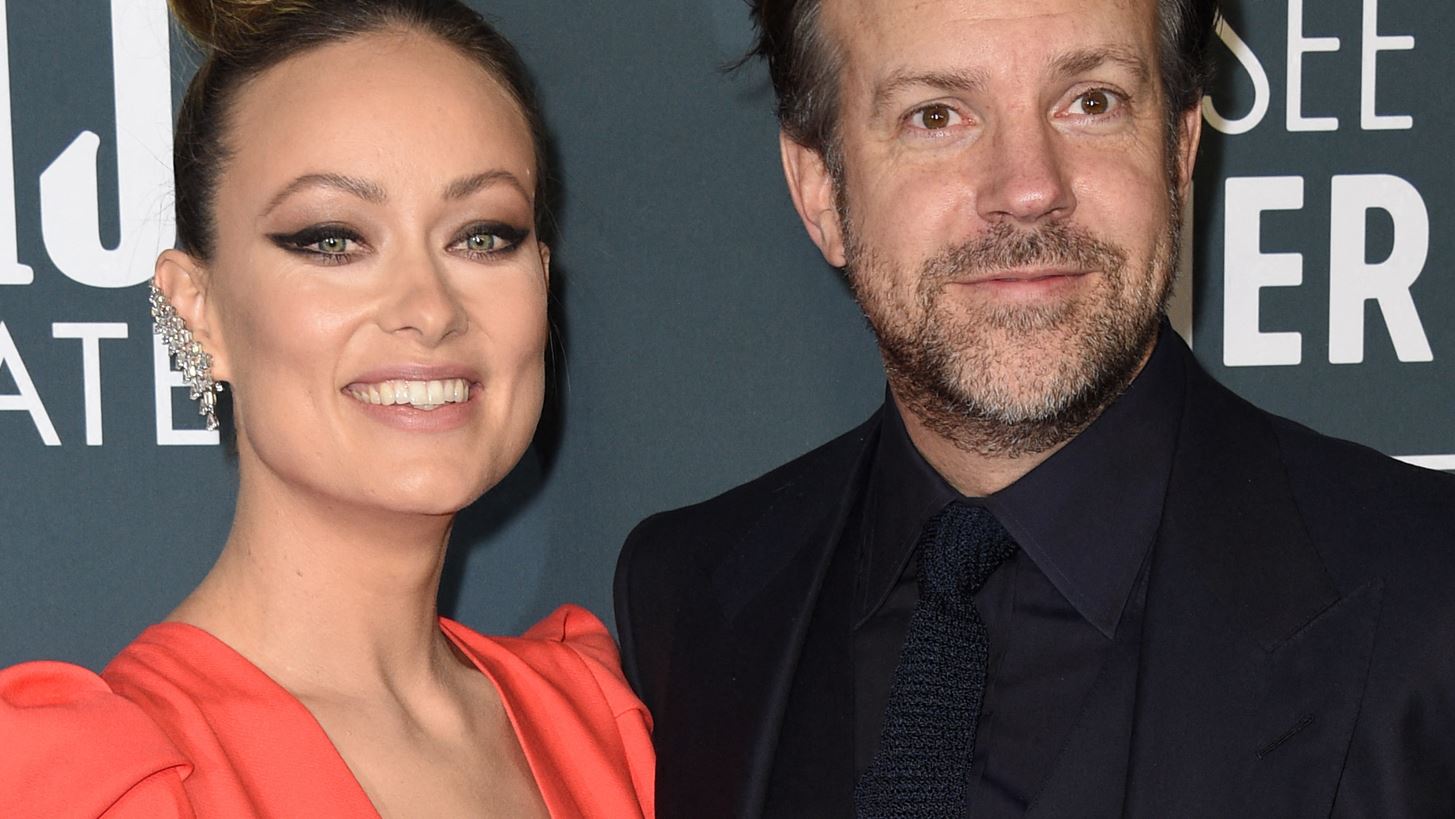 Olivia Wilde | H &#x3C4;&#x3C1;&#x3C5;&#x3C6;&#x3B5;&#x3C1;&#x3AE; &#x3C3;&#x3C4;&#x3B9;&#x3B3;&#x3BC;&#x3AE; &#x3BC;&#x3B5; &#x3C4;&#x3BF;&#x3BD; Jason Sudeikis &#x3B5;&#x3BD; &#x3BC;&#x3AD;&#x3C3;&#x3C9; &#x3C4;&#x3B7;&#x3C2; &#x3B4;&#x3B9;&#x3BA;&#x3B1;&#x3C3;&#x3C4;&#x3B9;&#x3BA;&#x3AE;&#x3C2; &#x3B4;&#x3B9;&#x3B1;&#x3BC;&#x3AC;&#x3C7;&#x3B7;&#x3C2; &#x3C4;&#x3BF;&#x3C5;&#x3C2; &#x3B3;&#x3B9;&#x3B1; &#x3C4;&#x3B7;&#x3BD; &#x3B5;&#x3C0;&#x3B9;&#x3BC;&#x3AD;&#x3BB;&#x3B5;&#x3B9;&#x3B1; &#x3C4;&#x3C9;&#x3BD; &#x3C0;&#x3B1;&#x3B9;&#x3B4;&#x3B9;&#x3CE;&#x3BD;