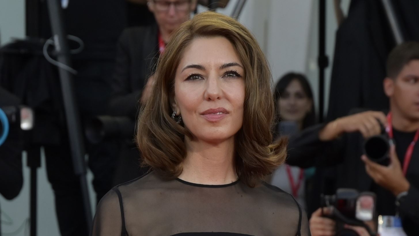 &#x397; Sophia Coppola &#x3B8;&#x3B1; &#x3B5;&#x3BD;&#x3BF;&#x3C1;&#x3C7;&#x3B7;&#x3C3;&#x3C4;&#x3C1;&#x3CE;&#x3C3;&#x3B5;&#x3B9; &#x3C4;&#x3BF; &#x3B1;&#x3BD;&#x3C4;&#x3AF;&#x3C3;&#x3C4;&#x3BF;&#x3B9;&#x3C7;&#x3BF; &quot;Met Gala&quot; &#x3C3;&#x3C4;&#x3BF; &#x3A0;&#x3B1;&#x3C1;&#x3AF;&#x3C3;&#x3B9; &#x3BA;&#x3B1;&#x3B9; &#x3CC;&#x3BB;&#x3BF;&#x3C2; &#x3BF; &#x3BA;&#x3CC;&#x3C3;&#x3BC;&#x3BF;&#x3C2; &#x3C4;&#x3B7;&#x3C2; &#x39C;&#x3CC;&#x3B4;&#x3B1;&#x3C2; &#x3B8;&#x3B1; &#x3B5;&#x3AF;&#x3BD;&#x3B1;&#x3B9; &#x3B5;&#x3BA;&#x3B5;&#x3AF;