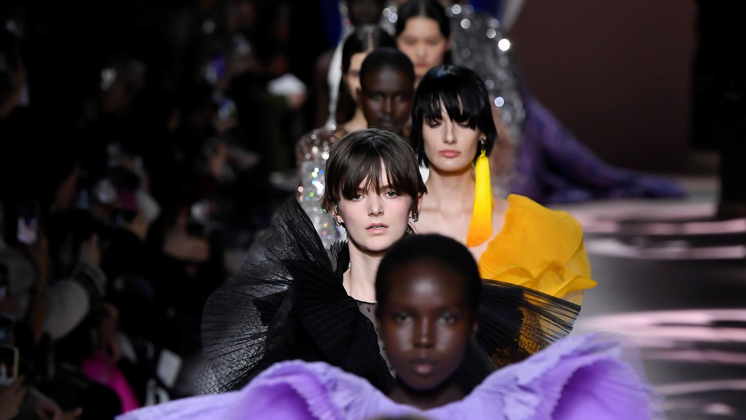 H &#x3B1;&#x3BD;&#x3B8;&#x3B9;&#x3C3;&#x3BC;&#x3AD;&#x3BD;&#x3B7; &#x3C3;&#x3C5;&#x3BB;&#x3BB;&#x3BF;&#x3B3;&#x3AE; &#x3A5;&#x3C8;&#x3B7;&#x3BB;&#x3AE;&#x3C2; &#x3A1;&#x3B1;&#x3C0;&#x3C4;&#x3B9;&#x3BA;&#x3AE;&#x3C2; &#x3C4;&#x3BF;&#x3C5; Givenchy &#x3B5;&#x3AF;&#x3BD;&#x3B1;&#x3B9; &#x3B7; &#x3C0;&#x3B9;&#x3BF; &#x3C1;&#x3BF;&#x3BC;&#x3B1;&#x3BD;&#x3C4;&#x3B9;&#x3BA;&#x3AE; &#x3C0;&#x3BF;&#x3C5; &#x3AD;&#x3C7;&#x3B5;&#x3B9; &#x3C3;&#x3C7;&#x3B5;&#x3B4;&#x3B9;&#x3AC;&#x3C3;&#x3B5;&#x3B9; &#x3C0;&#x3BF;&#x3C4;&#x3AD; &#x3B7; Clare Waight Keller