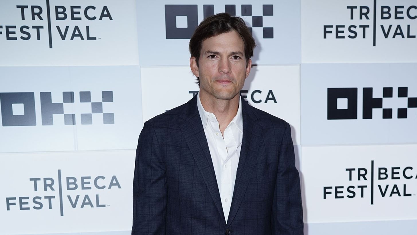 Ashton Kutcher | &#x3A3;&#x3B5; &#x3BC;&#x3B9;&#x3B1; &#x3C3;&#x3C0;&#x3AC;&#x3BD;&#x3B9;&#x3B1; &#x3C3;&#x3C5;&#x3BD;&#x3AD;&#x3BD;&#x3C4;&#x3B5;&#x3C5;&#x3BE;&#x3B7; &#x3BC;&#x3B5; &#x3C4;&#x3BF;&#x3BD; &#x3B1;&#x3B4;&#x3B5;&#x3C1;&#x3C6;&#x3CC; &#x3C4;&#x3BF;&#x3C5; &#x3C3;&#x3C5;&#x3B6;&#x3B7;&#x3C4;&#x3BF;&#x3CD;&#x3BD; &#x3B3;&#x3B9;&#x3B1; &#x3C4;&#x3B1; &#x3C3;&#x3BF;&#x3B2;&#x3B1;&#x3C1;&#x3AC; &#x3C0;&#x3C1;&#x3BF;&#x3B2;&#x3BB;&#x3AE;&#x3BC;&#x3B1;&#x3C4;&#x3B1; &#x3C5;&#x3B3;&#x3B5;&#x3AF;&#x3B1;&#x3C2; &#x3C4;&#x3BF;&#x3C5;&#x3C2;