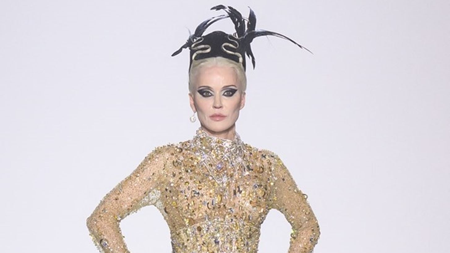 Daphne Guinness | &#x3A0;&#x3BF;&#x3B9;&#x3B1; &#x3B5;&#x3AF;&#x3BD;&#x3B1;&#x3B9; &#x3B7; &#x3B4;&#x3B9;&#x3AC;&#x3C3;&#x3B7;&#x3BC;&#x3B7; &#x3BA;&#x3BB;&#x3B7;&#x3C1;&#x3BF;&#x3BD;&#x3CC;&#x3BC;&#x3BF;&#x3C2; &#x3C0;&#x3BF;&#x3C5; &#x3B1;&#x3BD;&#x3AD;&#x3B2;&#x3B7;&#x3BA;&#x3B5; &#x3C3;&#x3C4;&#x3B7;&#x3BD; &#x3C0;&#x3B1;&#x3C3;&#x3B1;&#x3C1;&#x3AD;&#x3BB;&#x3B1; &#x3C3;&#x3C4;&#x3BF; &#x3C3;&#x3CC;&#x3BF;&#x3C5; &#x3C4;&#x3B7;&#x3C2; Celia Kritharioti &#x3C3;&#x3C4;&#x3BF; &#x3A0;&#x3B1;&#x3C1;&#x3AF;&#x3C3;&#x3B9;