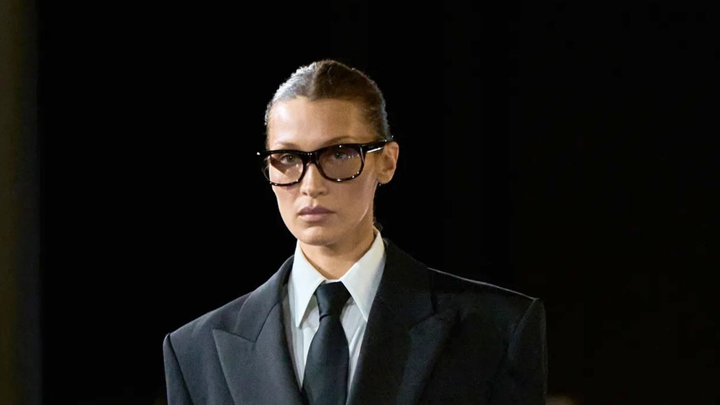Paris Fashion Week | &#x397; &#x3B5;&#x3C0;&#x3B9;&#x3C3;&#x3C4;&#x3C1;&#x3BF;&#x3C6;&#x3AE; &#x3C4;&#x3B7;&#x3C2; Bella Hadid &#x3C3;&#x3C4;&#x3B7;&#x3BD; &#x3C0;&#x3B1;&#x3C3;&#x3B1;&#x3C1;&#x3AD;&#x3BB;&#x3B1;, &#x3BC;&#x3B5;&#x3C4;&#x3AC; &#x3B1;&#x3C0;&#x3CC; &#x3B4;&#x3CD;&#x3BF; &#x3C7;&#x3C1;&#x3CC;&#x3BD;&#x3B9;&#x3B1;, &#x3AD;&#x3B3;&#x3B9;&#x3BD;&#x3B5; (&#x3B4;&#x3B9;&#x3BA;&#x3B1;&#x3AF;&#x3C9;&#x3C2;) viral