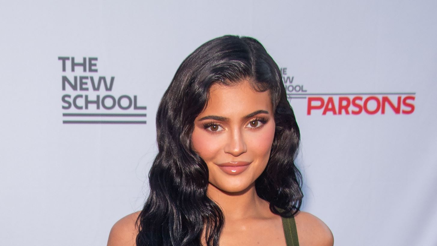 Kylie Jenner | &#x397; &#x3C0;&#x3BB;&#x3B1;&#x3C3;&#x3C4;&#x3B9;&#x3BA;&#x3AE; &#x3B5;&#x3C0;&#x3AD;&#x3BC;&#x3B2;&#x3B1;&#x3C3;&#x3B7; &#x3B3;&#x3B9;&#x3B1; &#x3C4;&#x3B7;&#x3BD; &#x3BF;&#x3C0;&#x3BF;&#x3AF;&#x3B1; &#x3BC;&#x3B5;&#x3C4;&#x3B1;&#x3BD;&#x3B9;&#x3CE;&#x3BD;&#x3B5;&#x3B9; &#x3BA;&#x3B1;&#x3B9; &#x3BF; &#x3BC;&#x3B5;&#x3B3;&#x3B1;&#x3BB;&#x3CD;&#x3C4;&#x3B5;&#x3C1;&#x3BF;&#x3C2; &#x3C6;&#x3CC;&#x3B2;&#x3BF;&#x3C2; &#x3B3;&#x3B9;&#x3B1; &#x3C4;&#x3B7;&#x3BD; &#x3BA;&#x3CC;&#x3C1;&#x3B7; &#x3C4;&#x3B7;&#x3C2;