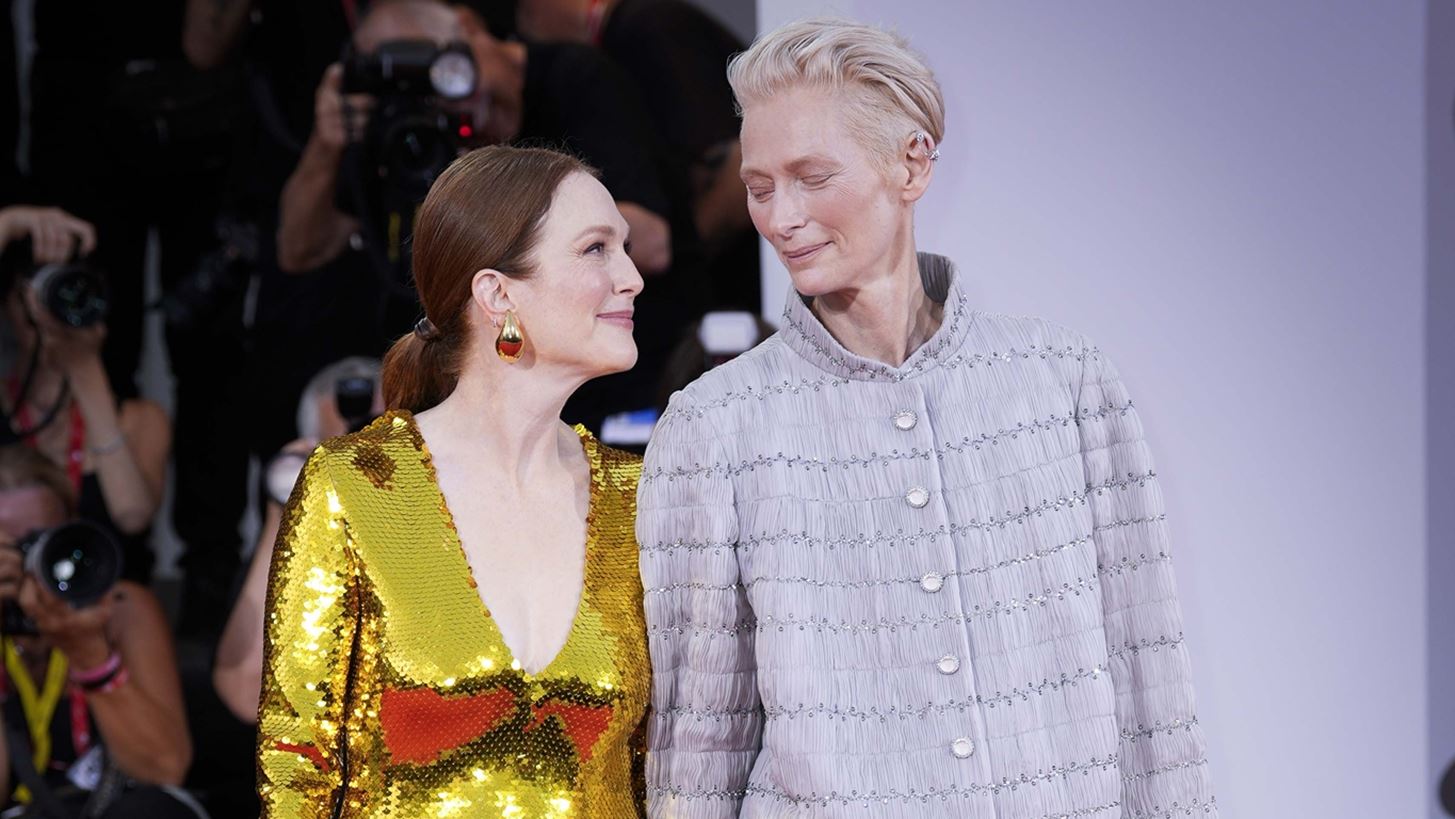 81&#x3BF; &#x3A6;&#x3B5;&#x3C3;&#x3C4;&#x3B9;&#x3B2;&#x3AC;&#x3BB; &#x392;&#x3B5;&#x3BD;&#x3B5;&#x3C4;&#x3AF;&#x3B1;&#x3C2; | Julianne Moore &#x3BA;&#x3B1;&#x3B9; Tilda Swinton &#x3B1;&#x3C0;&#x3BF;&#x3B8;&#x3B5;&#x3CE;&#x3BD;&#x3BF;&#x3BD;&#x3C4;&#x3B1;&#x3B9; &#x3BC;&#x3B5; &#x3C4;&#x3BF; &#x3B1;&#x3BB;&#x3BC;&#x3BF;&#x3B4;&#x3BF;&#x3B2;&#x3B1;&#x3C1;&#x3B9;&#x3BA;&#x3CC; &quot;The Room Next Door&quot;