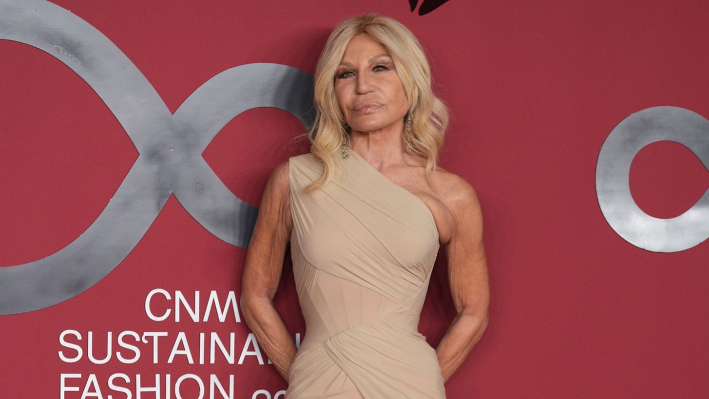 Donatella Versace | &#x397; &#x3B5;&#x3BD;&#x3C4;&#x3C5;&#x3C0;&#x3C9;&#x3C3;&#x3B9;&#x3B1;&#x3BA;&#x3AE; &#x3BD;&#x3AD;&#x3B1; (&#x3BA;&#x3B1;&#x3B9; &#x3BD;&#x3B5;&#x3B1;&#x3BD;&#x3B9;&#x3BA;&#x3AE;) &#x3B5;&#x3B9;&#x3BA;&#x3CC;&#x3BD;&#x3B1; &#x3C4;&#x3B7;&#x3C2; 69&#x3C7;&#x3C1;&#x3BF;&#x3BD;&#x3B7;&#x3C2; &#x3C3;&#x3C7;&#x3B5;&#x3B4;&#x3B9;&#x3AC;&#x3C3;&#x3C4;&#x3C1;&#x3B9;&#x3B1;&#x3C2;