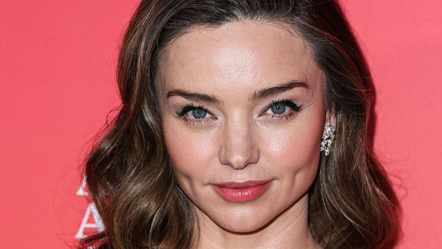 Miranda Kerr | &#x3A0;&#x3BF;&#x3B6;&#x3AC;&#x3C1;&#x3B5;&#x3B9; &#x3BC;&#x3C0;&#x3C1;&#x3BF;&#x3C3;&#x3C4;&#x3AC; &#x3B1;&#x3C0;&#x3CC; &#x3C4;&#x3BF; &#x3C7;&#x3C1;&#x3B9;&#x3C3;&#x3C4;&#x3BF;&#x3C5;&#x3B3;&#x3B5;&#x3BD;&#x3BD;&#x3B9;&#x3AC;&#x3C4;&#x3B9;&#x3BA;&#x3BF; &#x3B4;&#x3AD;&#x3BD;&#x3C4;&#x3C1;&#x3BF; &#x3BC;&#x3B5; &#x3C4;&#x3B7; &#x3C6;&#x3BF;&#x3C5;&#x3C3;&#x3BA;&#x3C9;&#x3BC;&#x3AD;&#x3BD;&#x3B7; &#x3C4;&#x3B7;&#x3C2; &#x3BA;&#x3BF;&#x3B9;&#x3BB;&#x3AF;&#x3C4;&#x3C3;&#x3B1;