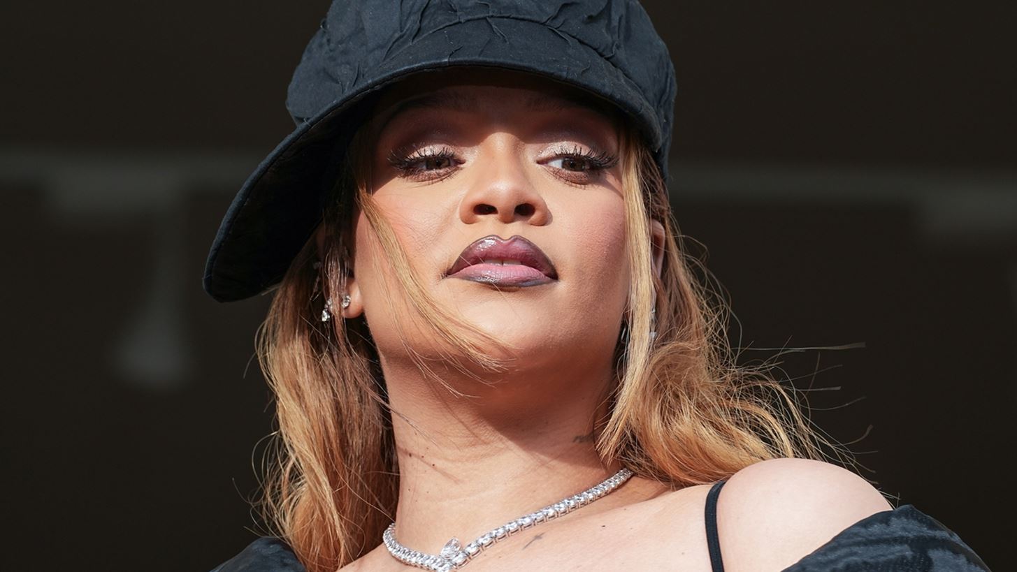 Rihanna | &#x397; &#x3B5;&#x3C0;&#x3B9;&#x3BA;&#x3AE; &#x3B5;&#x3C0;&#x3B9;&#x3C3;&#x3C4;&#x3C1;&#x3BF;&#x3C6;&#x3AE; &#x3C3;&#x3C4;&#x3B7; Paris Fashion Week &#x3BA;&#x3B1;&#x3B9; &#x3B7; &#x3C3;&#x3C5;&#x3BD;&#x3AC;&#x3BD;&#x3C4;&#x3B7;&#x3C3;&#x3B7; &#x3BC;&#x3B5; &#x3C4;&#x3B7; Natalie Portman &#x3C0;&#x3BF;&#x3C5; &#x3AD;&#x3B3;&#x3B9;&#x3BD;&#x3B5; viral