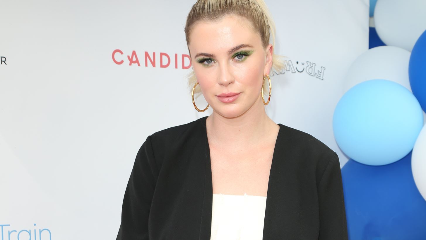 Ireland Baldwin | &#x397; &#x3BA;&#x3CC;&#x3C1;&#x3B7; &#x3C4;&#x3BF;&#x3C5; Alec Baldwin &#x3BA;&#x3B1;&#x3B9; &#x3C4;&#x3B7;&#x3C2; Kim Basinger &#x3AD;&#x3B3;&#x3B9;&#x3BD;&#x3B5; &#x3BC;&#x3B1;&#x3BC;&#x3AC;