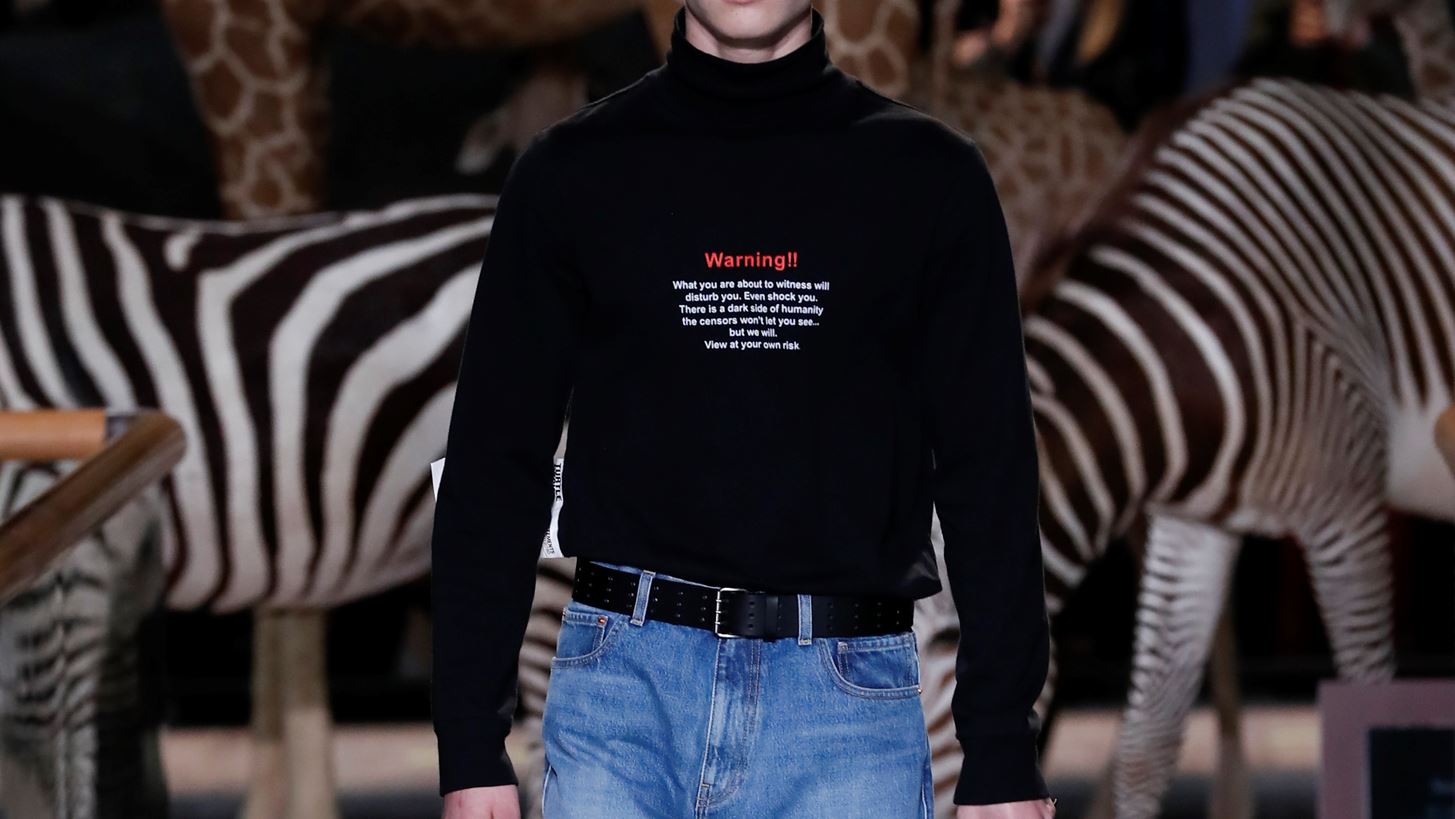 O Demna Gvasalia &#x3B1;&#x3C0;&#x3BF;&#x3C7;&#x3C9;&#x3C1;&#x3B5;&#x3AF; &#x3B1;&#x3C0;&#x3CC; &#x3C4;&#x3BF;&#x3BD; &#x3BF;&#x3AF;&#x3BA;&#x3BF; Vetements