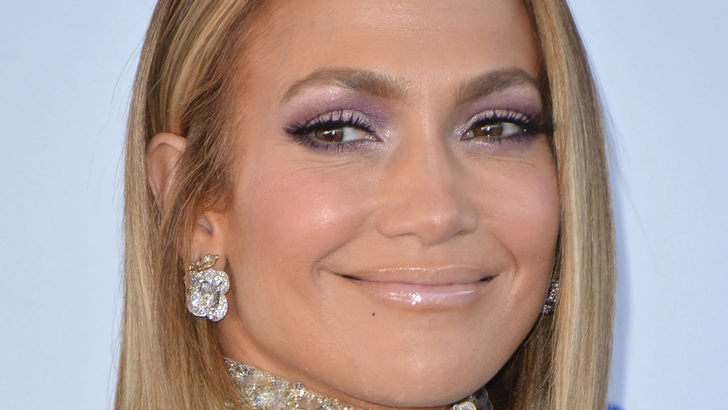 It&#x27;s the most wonderful time of the year: H Jennifer Lopez &#x3C5;&#x3C0;&#x3B5;&#x3BD;&#x3B8;&#x3C5;&#x3BC;&#x3AF;&#x3B6;&#x3B5;&#x3B9; &#x3C4;&#x3B7; &#x3BC;&#x3B1;&#x3B3;&#x3B5;&#x3AF;&#x3B1; &#x3C4;&#x3C9;&#x3BD; &#x3A7;&#x3C1;&#x3B9;&#x3C3;&#x3C4;&#x3BF;&#x3C5;&#x3B3;&#x3AD;&#x3BD;&#x3BD;&#x3C9;&#x3BD;