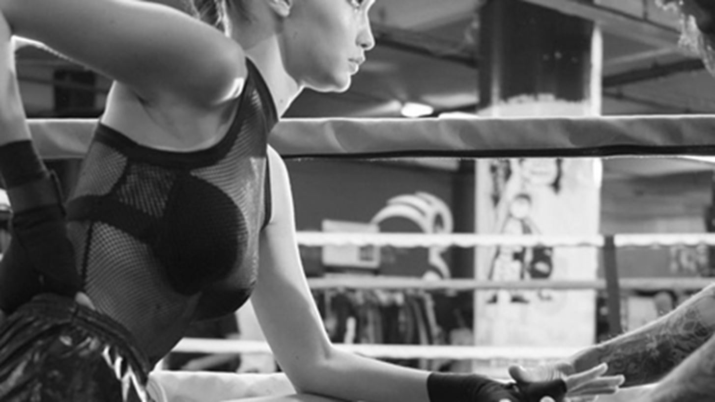 Gigi Hadid x Stuart Weitzman: &#x391;&#x3C5;&#x3C4;&#x3AD;&#x3C2; &#x3B5;&#x3AF;&#x3BD;&#x3B1;&#x3B9; &#x3BF;&#x3B9; &#x3BC;&#x3C0;&#x3CC;&#x3C4;&#x3B5;&#x3C2; &#x3BC;&#x3B5; &#x3C4;&#x3B7;&#x3BD; &#x3C5;&#x3C0;&#x3BF;&#x3B3;&#x3C1;&#x3B1;&#x3C6;&#x3AE; &#x3C4;&#x3BF;&#x3C5; &#x3B4;&#x3B9;&#x3AC;&#x3C3;&#x3B7;&#x3BC;&#x3BF;&#x3C5; &#x3BC;&#x3BF;&#x3BD;&#x3C4;&#x3AD;&#x3BB;&#x3BF;&#x3C5;