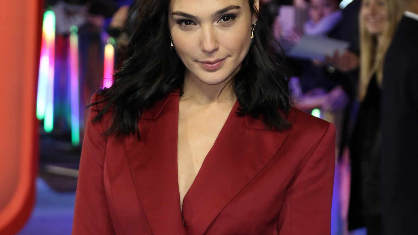 &#x397; &#x3B5;&#x3BD;&#x3C4;&#x3C5;&#x3C0;&#x3C9;&#x3C3;&#x3B9;&#x3B1;&#x3BA;&#x3AE; &#x3B5;&#x3BC;&#x3C6;&#x3AC;&#x3BD;&#x3B9;&#x3C3;&#x3B7; &#x3C4;&#x3B7;&#x3C2; Gal Gadot &#x3BC;&#x3B5; &#x3BA;&#x3BF;&#x3C3;&#x3C4;&#x3BF;&#x3CD;&#x3BC;&#x3B9;